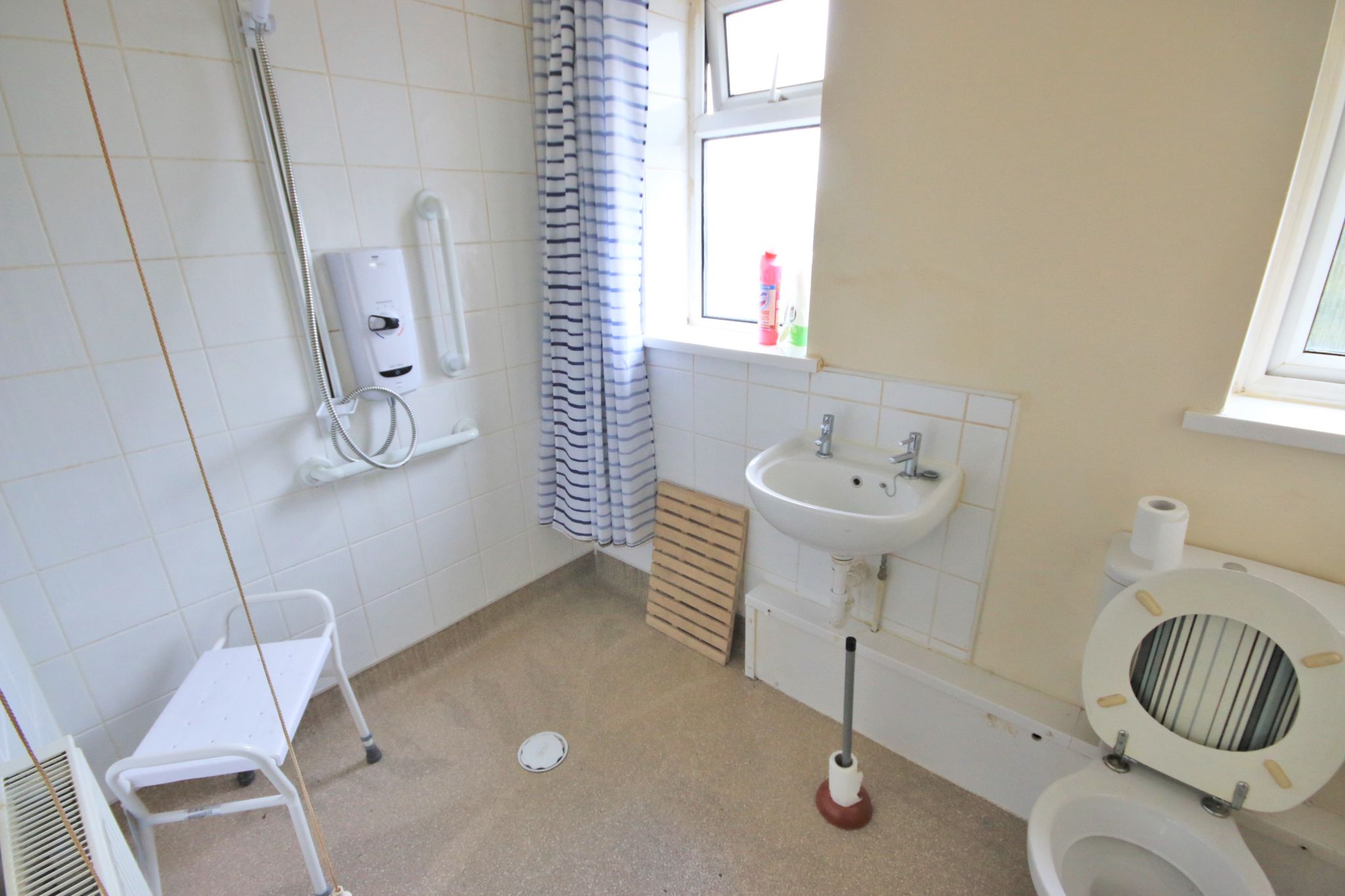 3 bedroom semi-detached house Let in Wigan - Photograph 9.