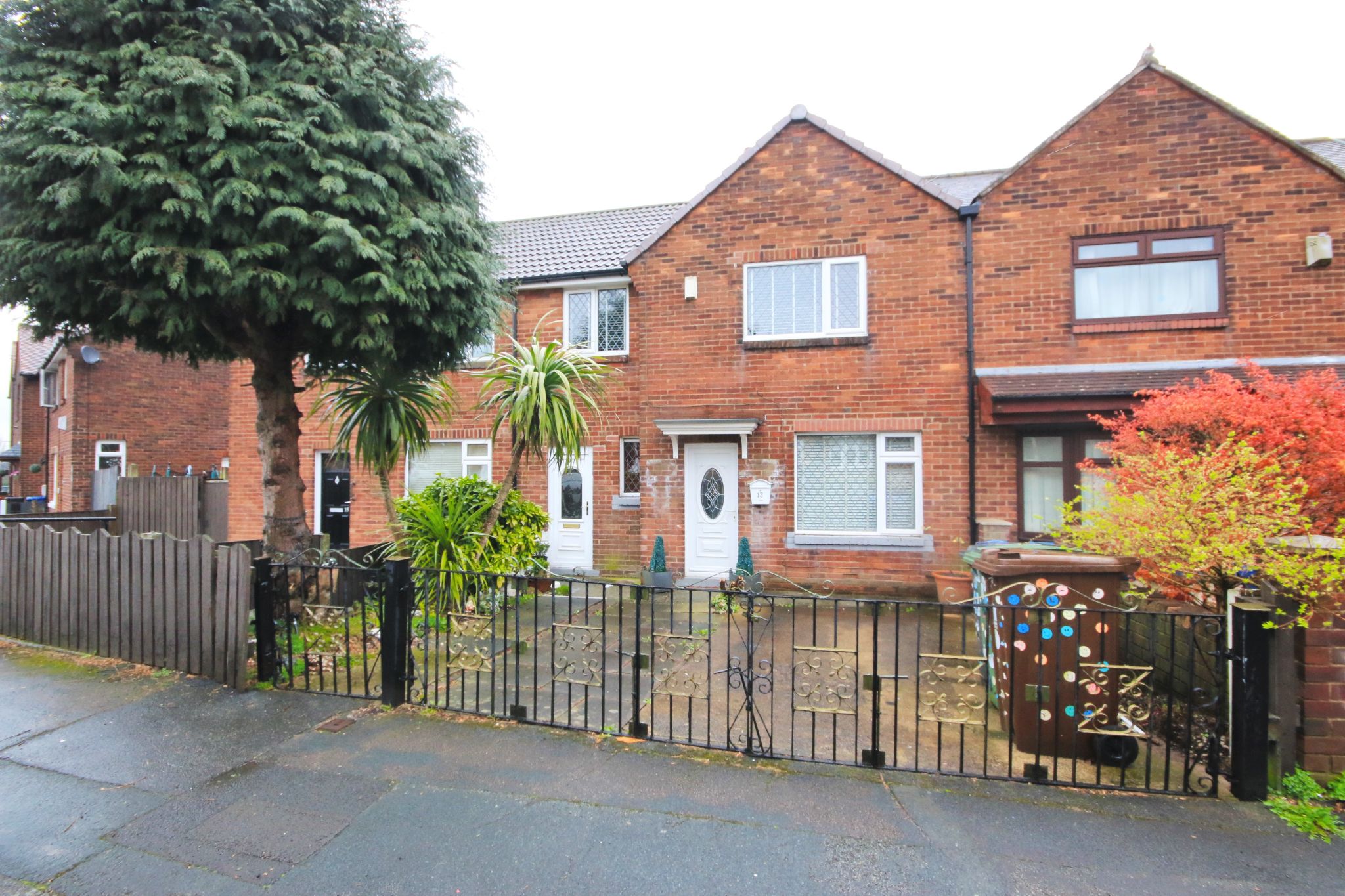 3 bedroom semi-detached house Let in Wigan - Photograph 1.