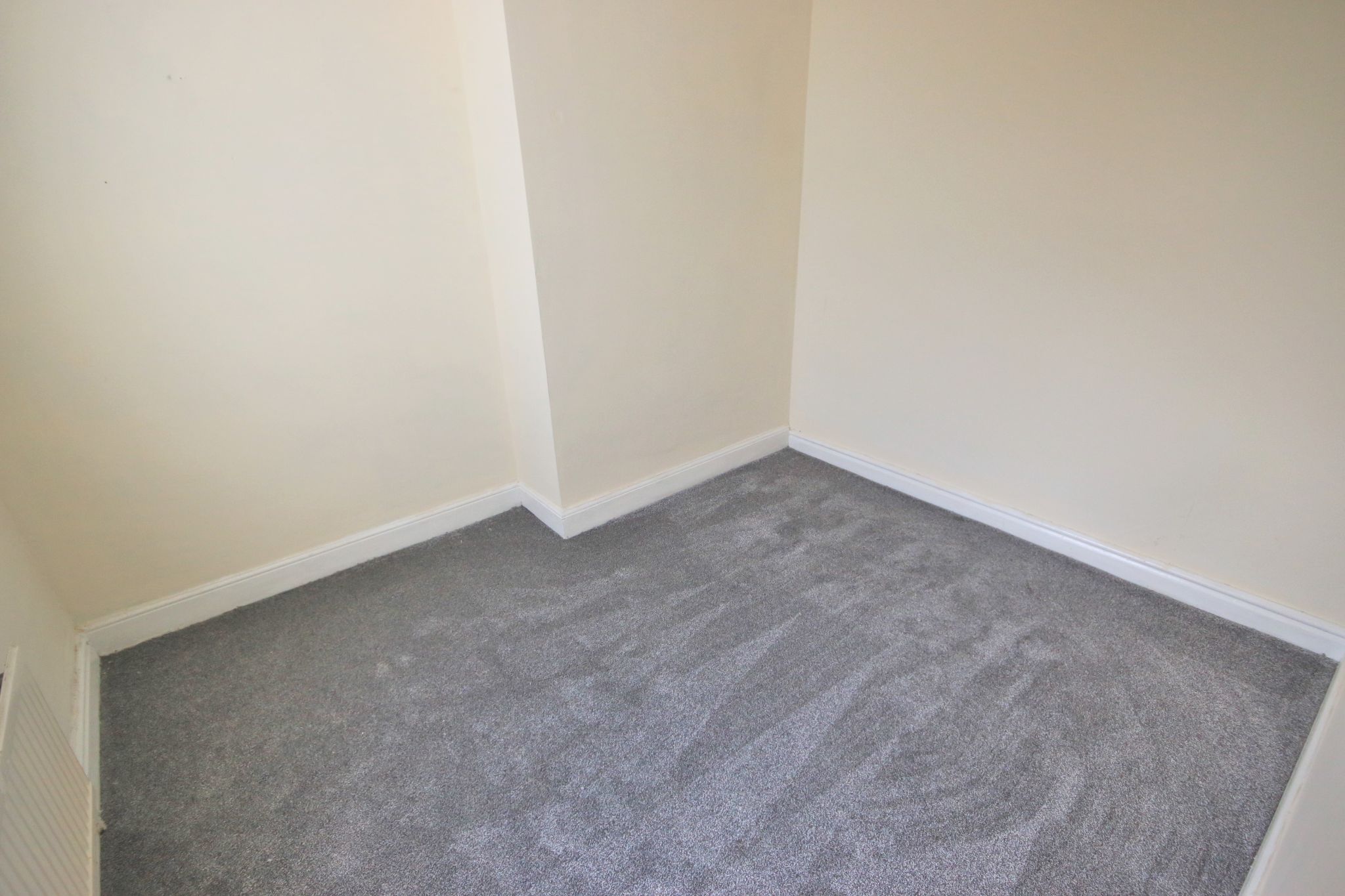 3 bedroom mid terraced house Let in Wigan - Photograph 7.