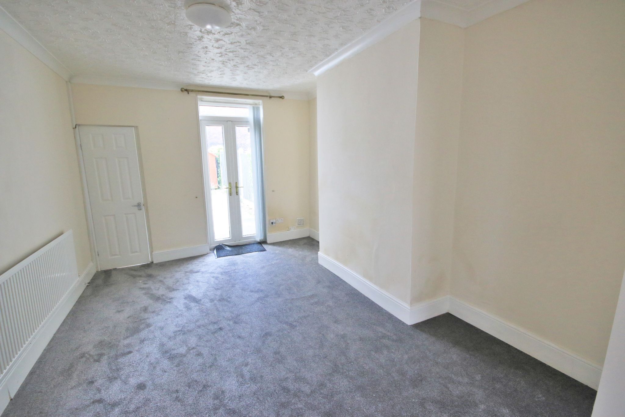 3 bedroom mid terraced house Let in Wigan - Photograph 4.