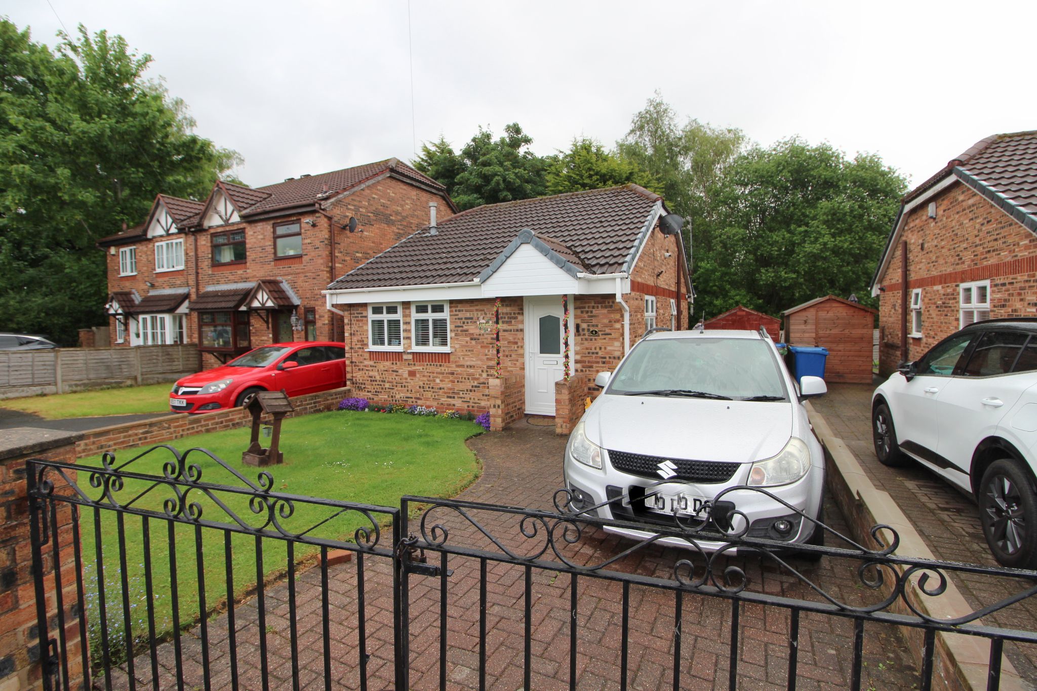 2 bedroom detached bungalow To Let in Wigan - Property photograph.