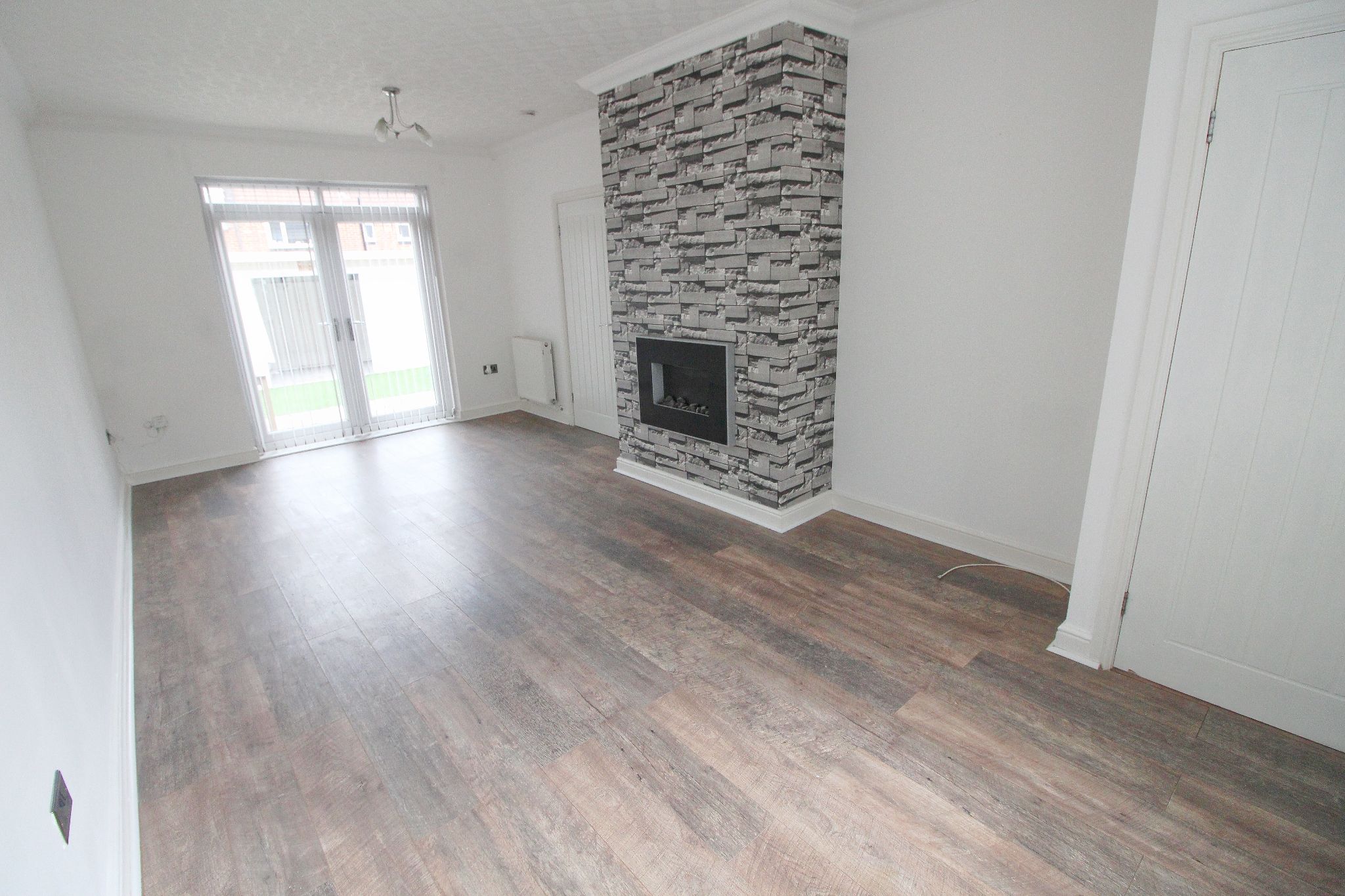3 bedroom mid terraced house Let in Wigan - Photograph 5.