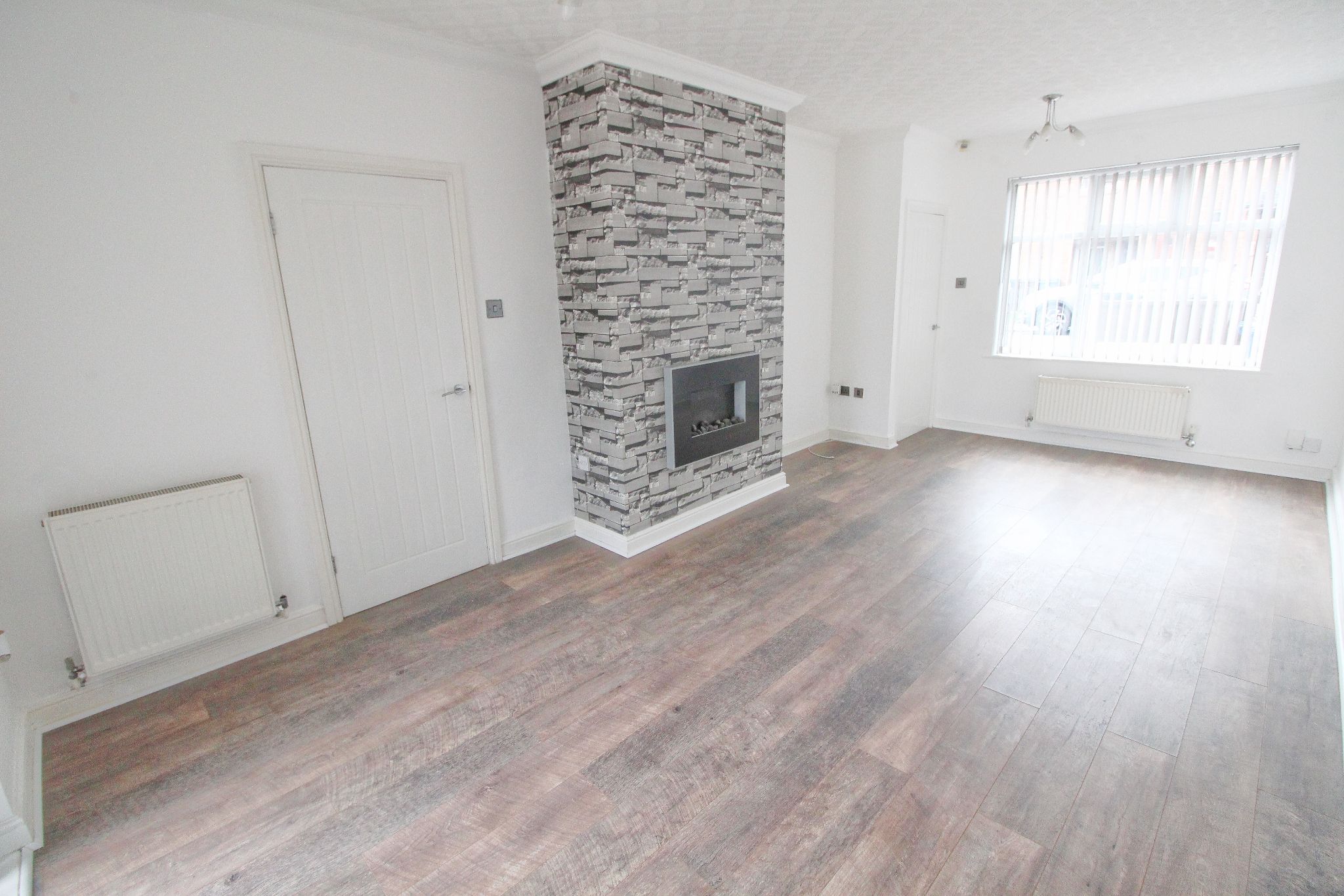 3 bedroom mid terraced house Let in Wigan - Photograph 4.
