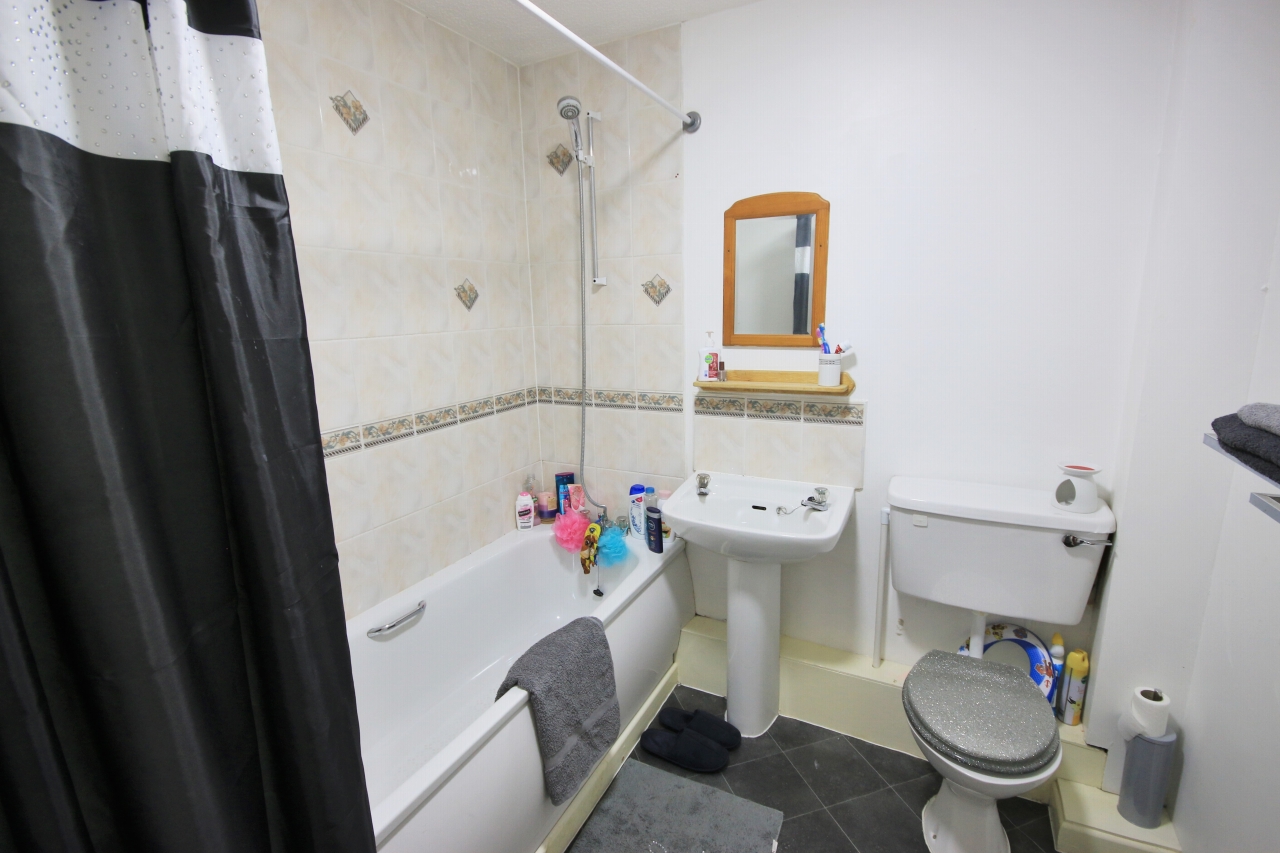 2 bedroom apartment flat/apartment Let in Wigan - Photograph 6.