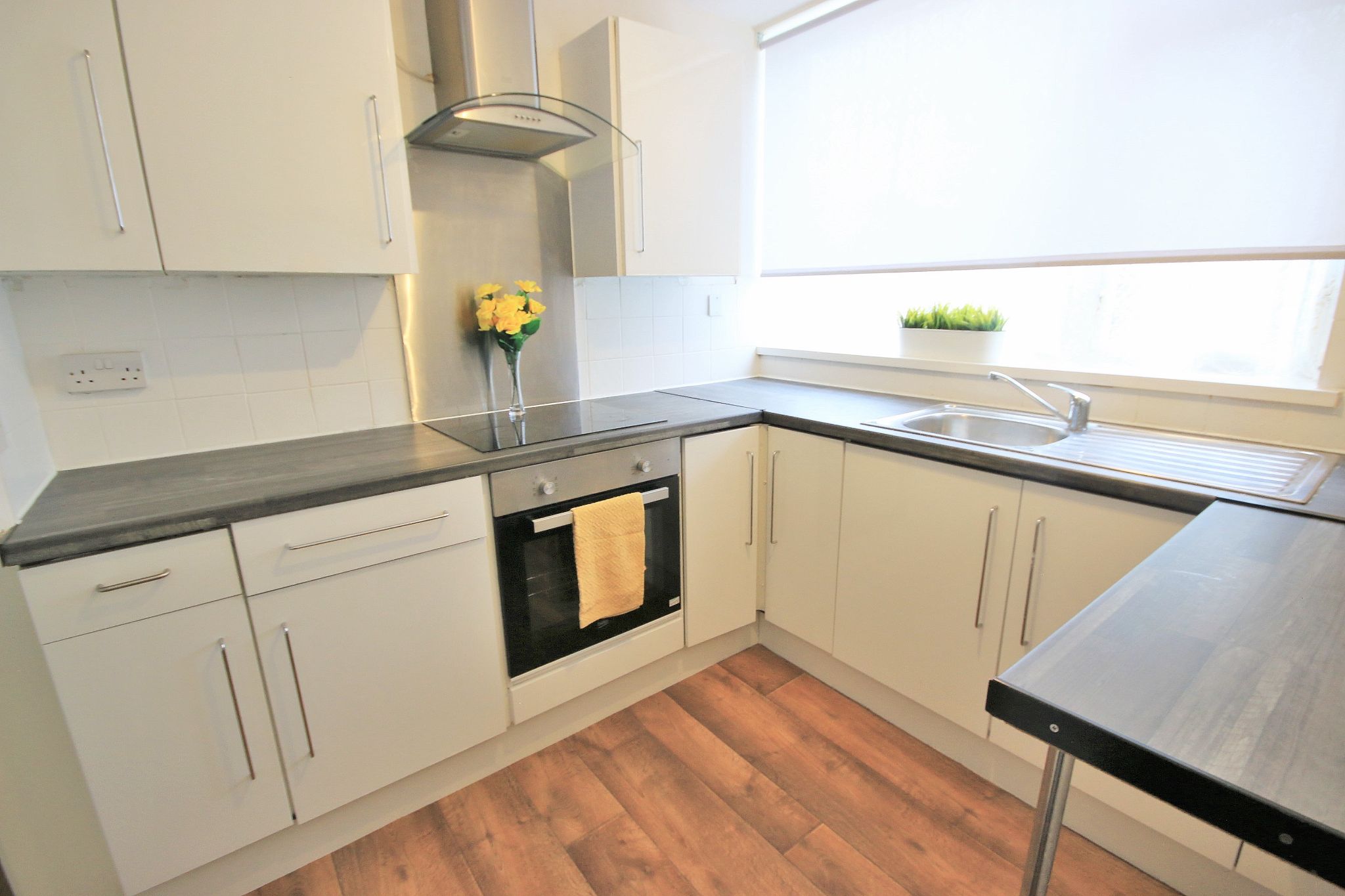 3 bedroom flat flat/apartment Let in Wigan - Photograph 9.