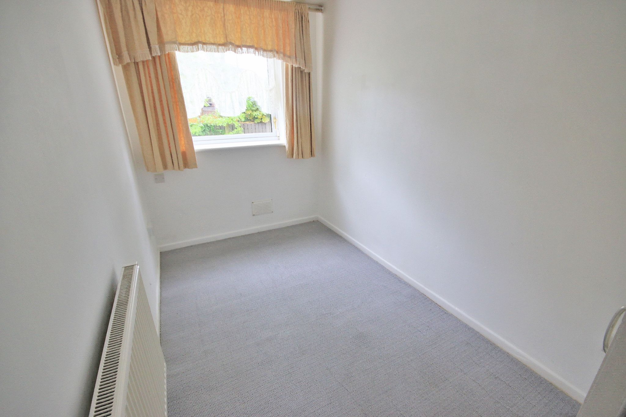 3 bedroom flat flat/apartment Let in Wigan - Photograph 14.