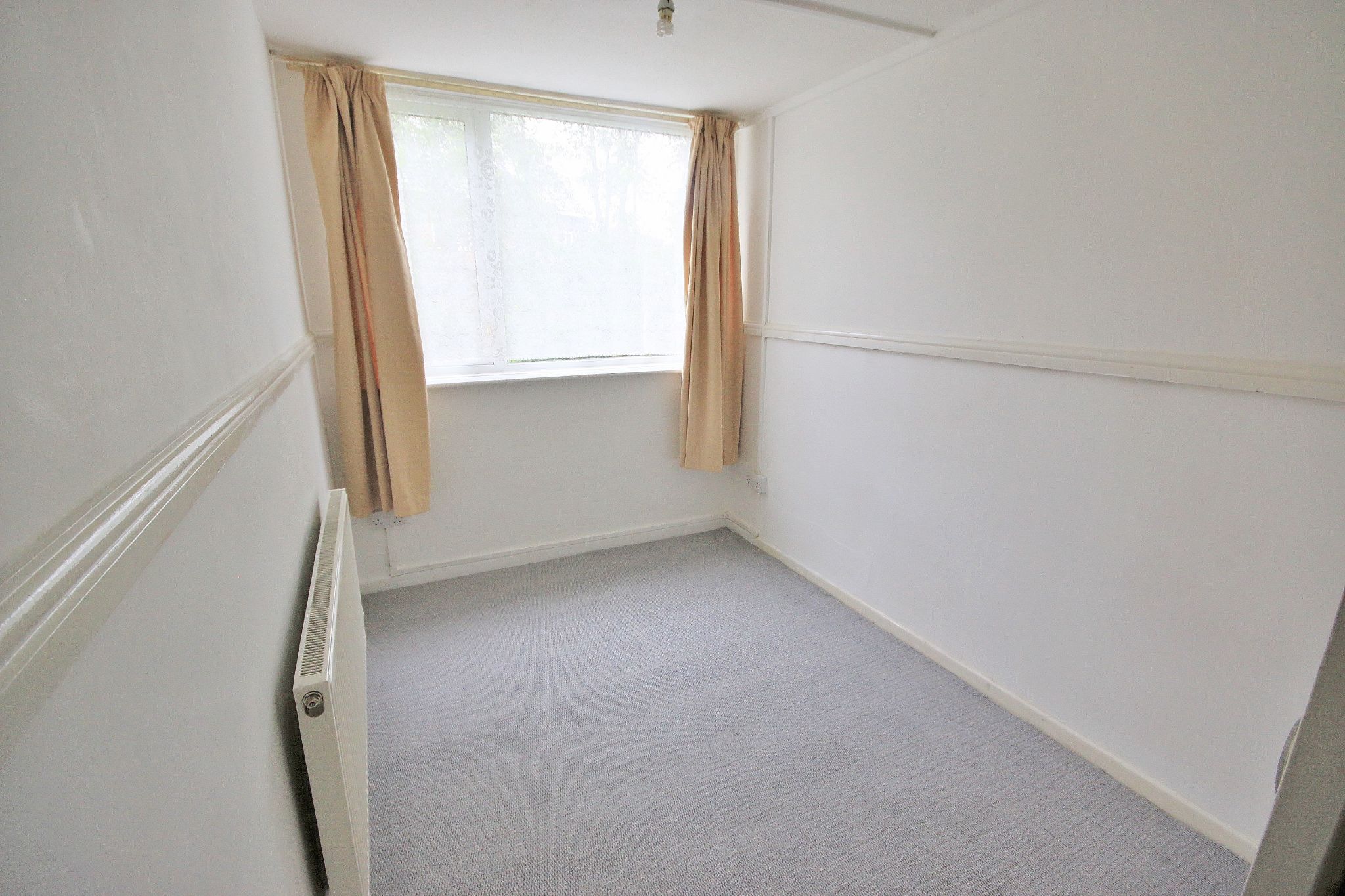 3 bedroom flat flat/apartment Let in Wigan - Photograph 12.