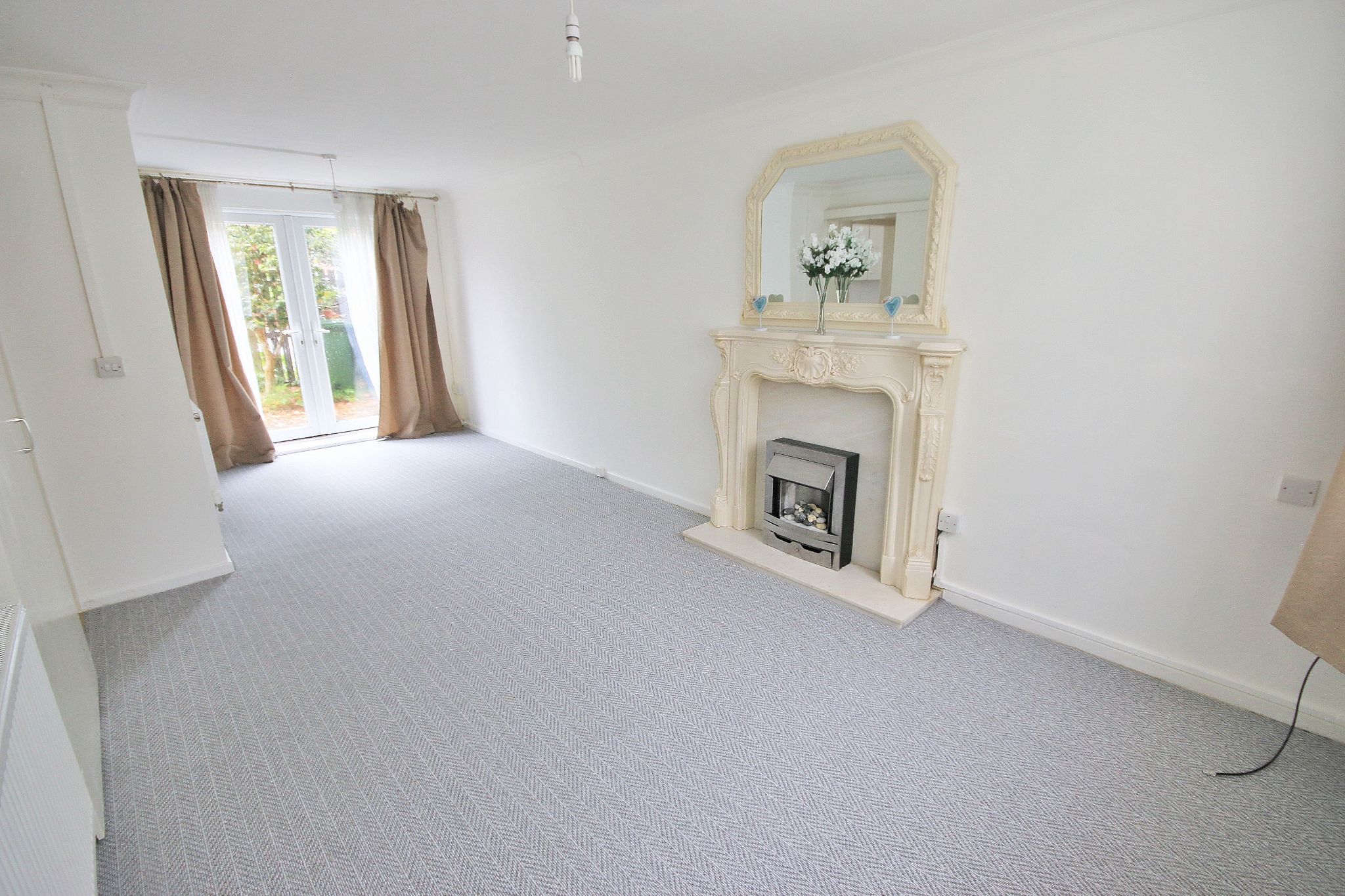 3 bedroom flat flat/apartment Let in Wigan - Photograph 5.
