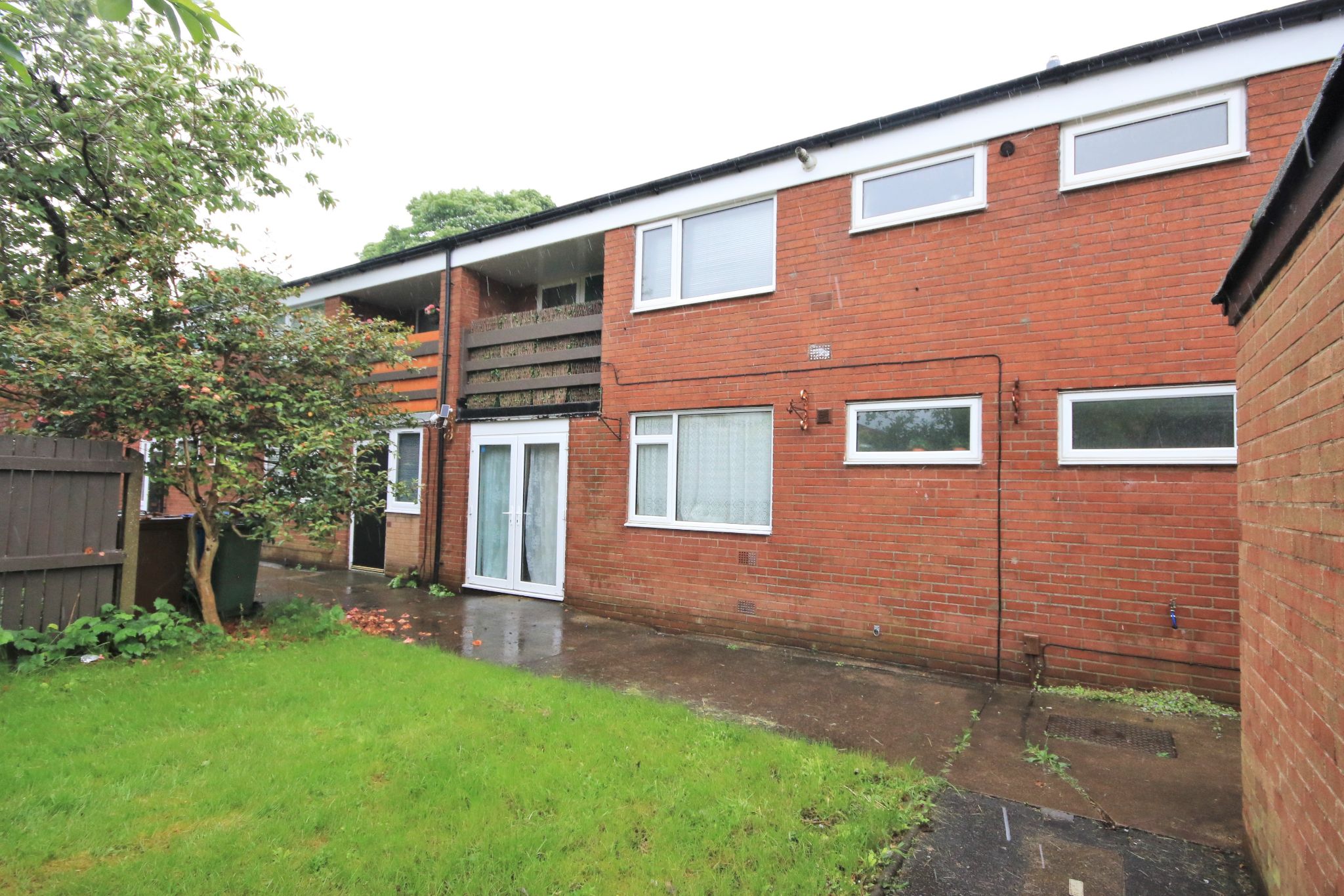 3 bedroom flat flat/apartment Let in Wigan - Photograph 1.