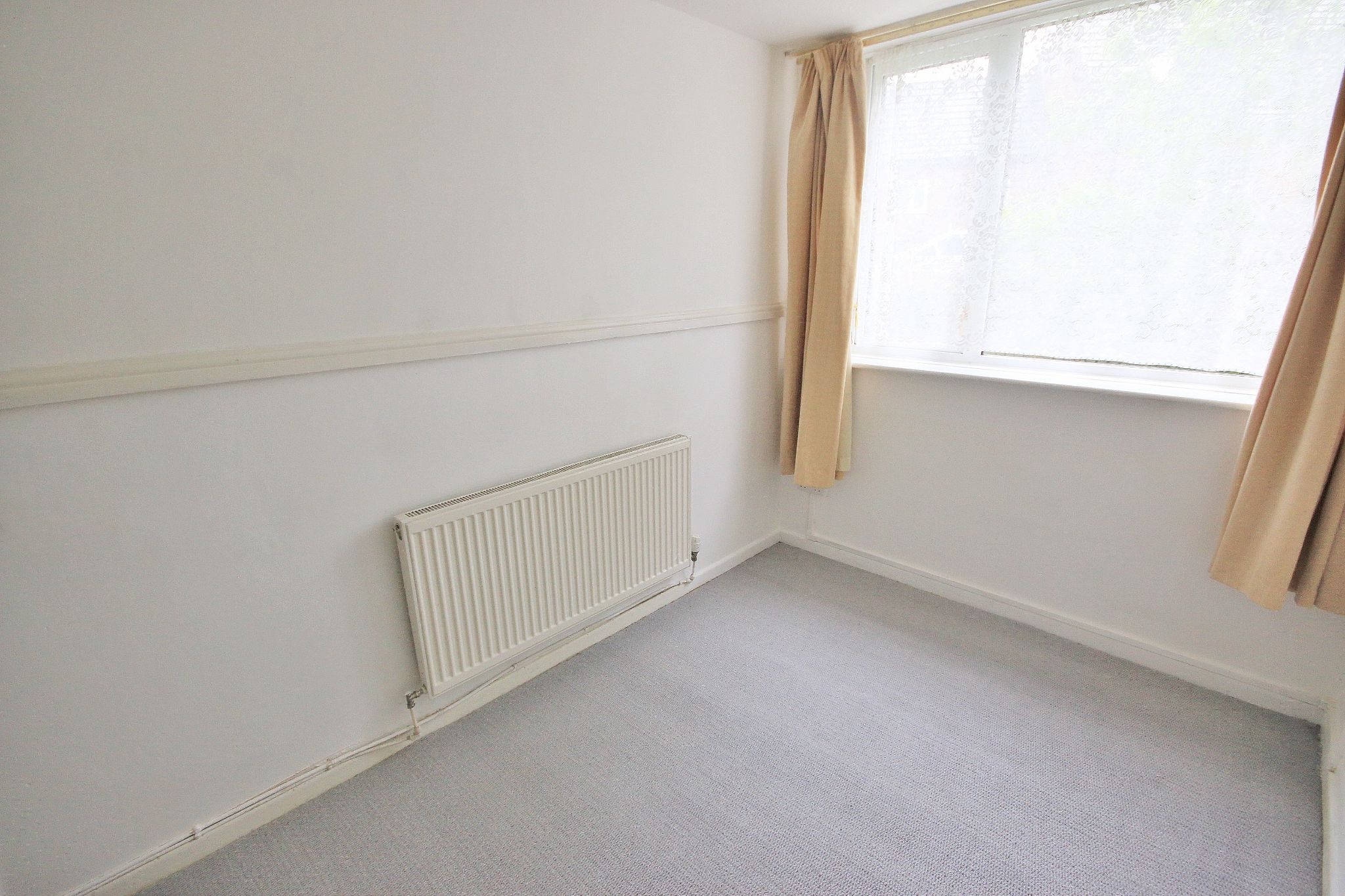 3 bedroom flat flat/apartment Let in Wigan - Photograph 13.