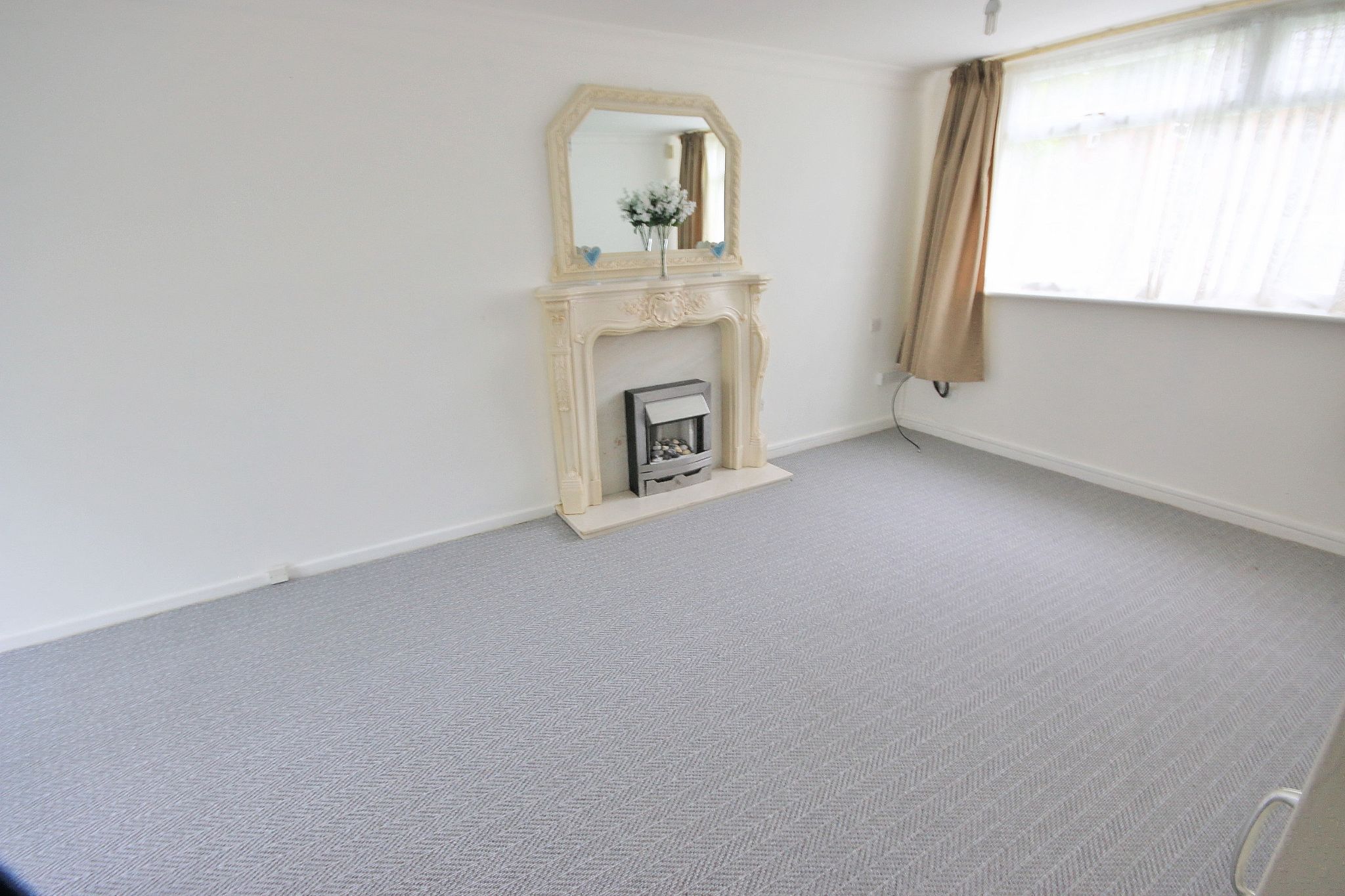 3 bedroom flat flat/apartment Let in Wigan - Photograph 3.