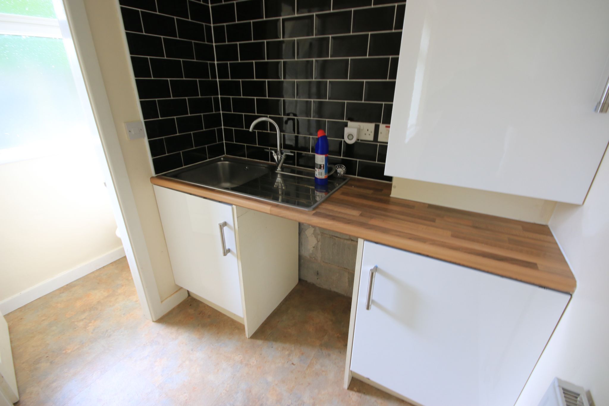 2 bedroom end terraced house Let in Wigan - Photograph 5.