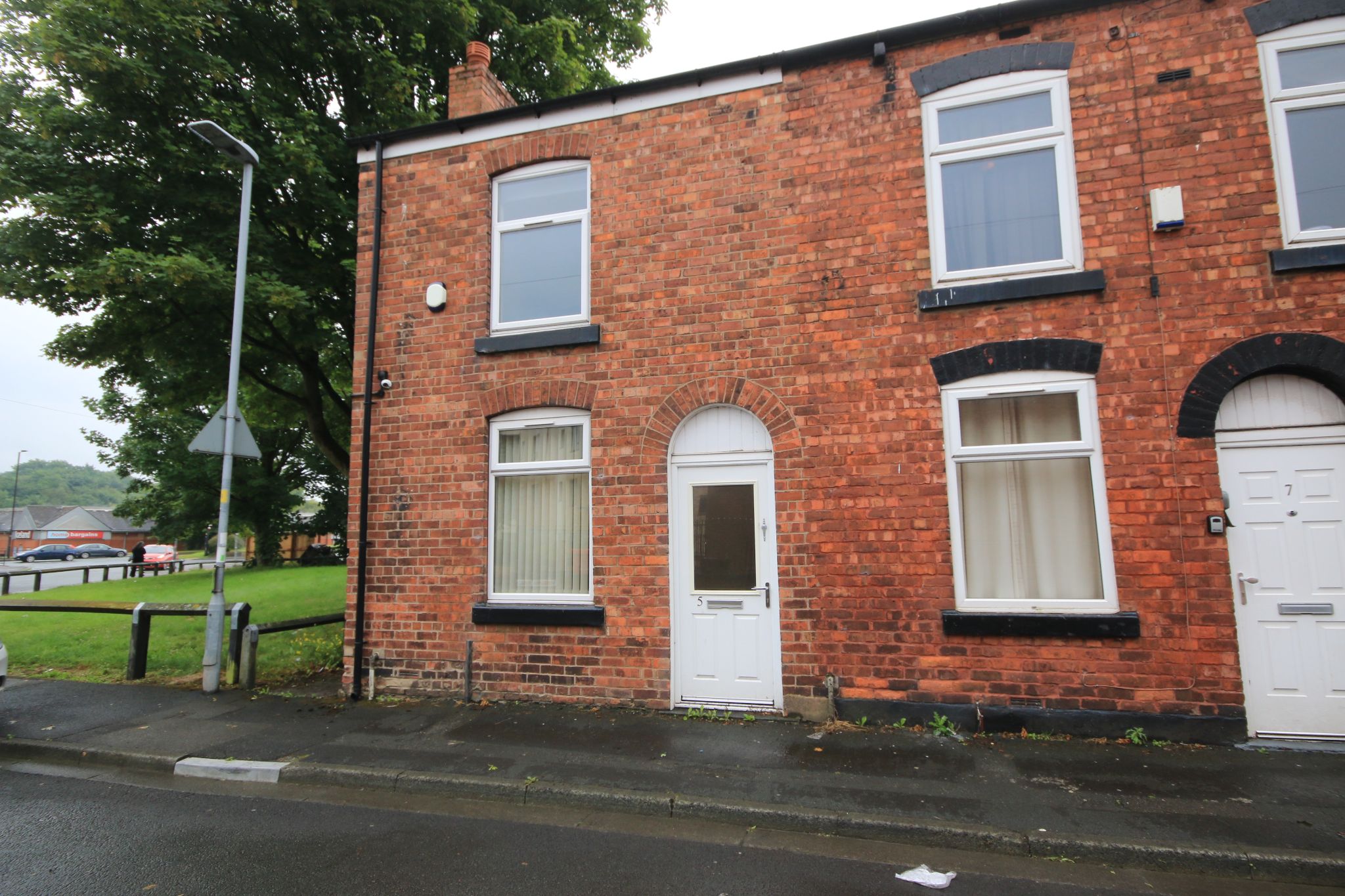 2 bedroom end terraced house Let in Wigan - Photograph 1.