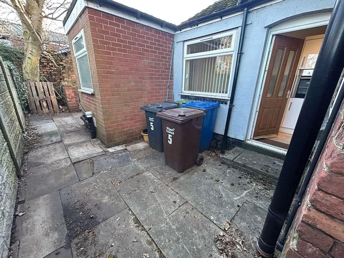2 bedroom end terraced house Let in Wigan - Photograph 11.