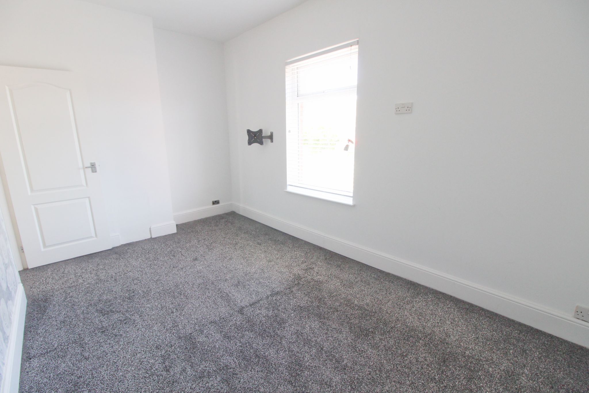 3 bedroom mid terraced house Let in Wigan - Photograph 10.