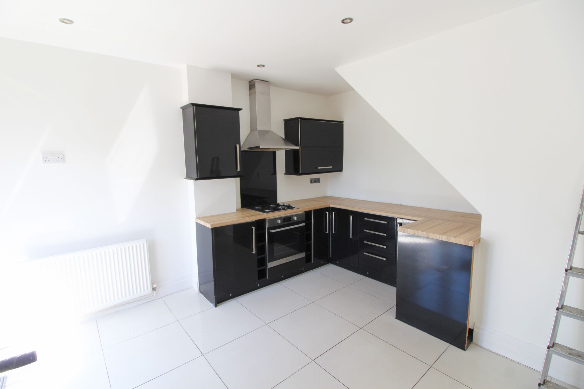 3 bedroom mid terraced house Let in Wigan - Photograph 5.