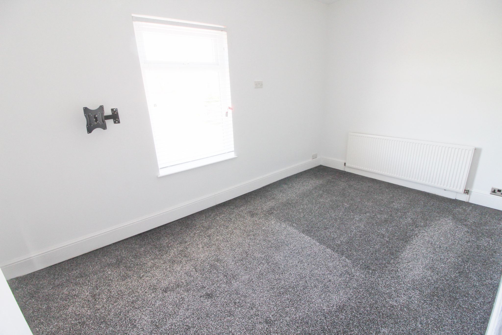 3 bedroom mid terraced house Let in Wigan - Photograph 9.