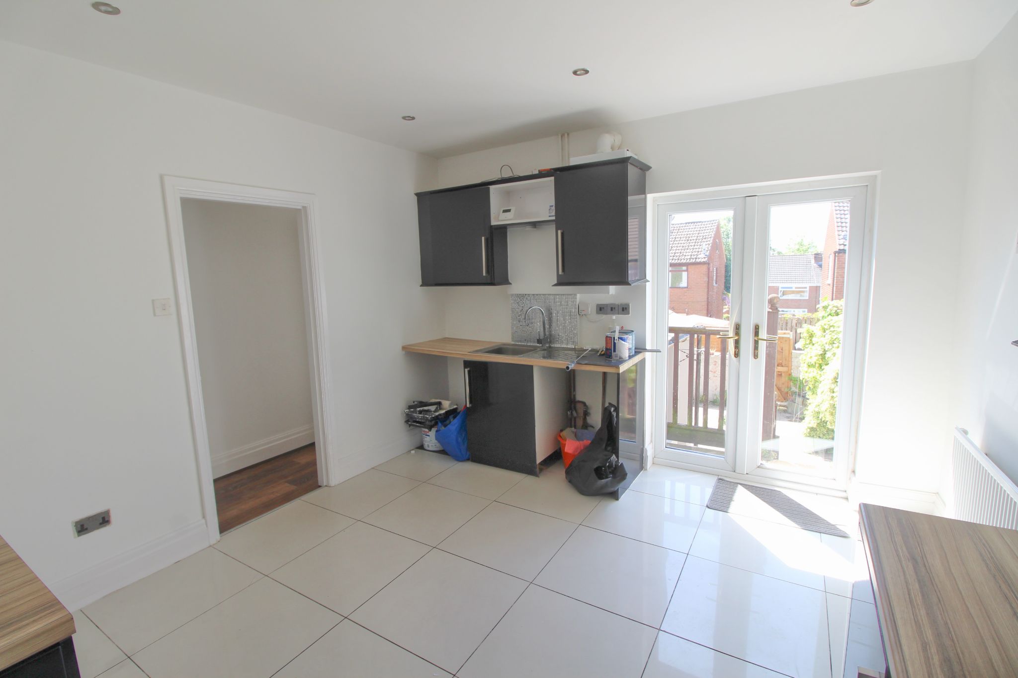 3 bedroom mid terraced house Let in Wigan - Photograph 6.