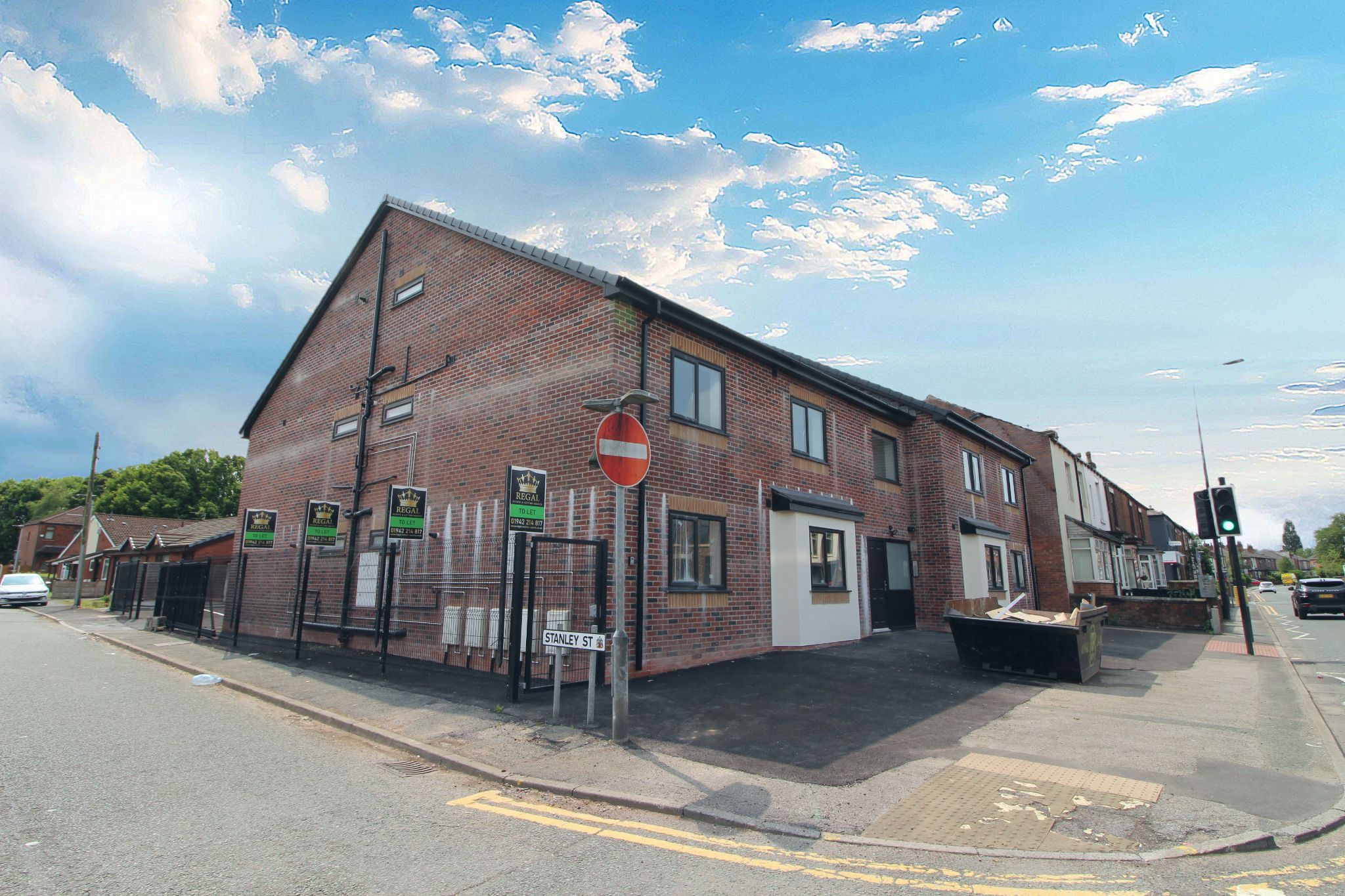 1 bedroom ground floor flat/apartment Let in Wigan - Photograph 1.