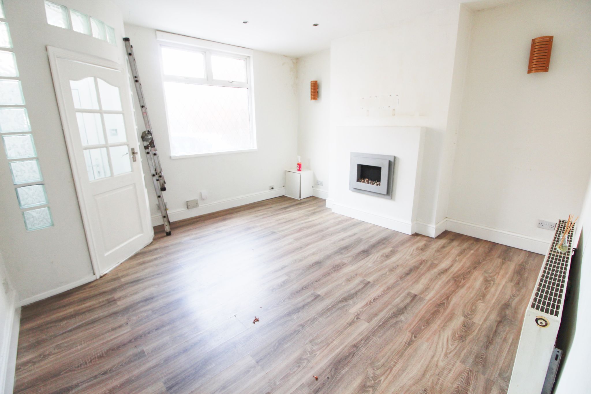2 bedroom end terraced house Let in Wigan - Photograph 3.
