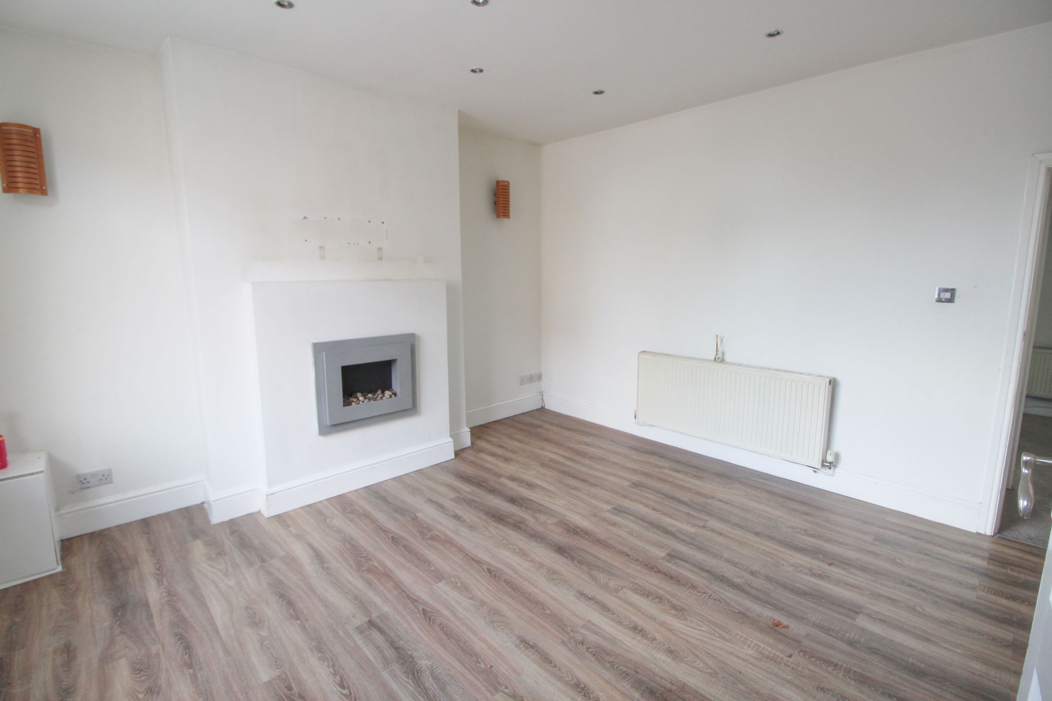 2 bedroom end terraced house Let in Wigan - Photograph 2.