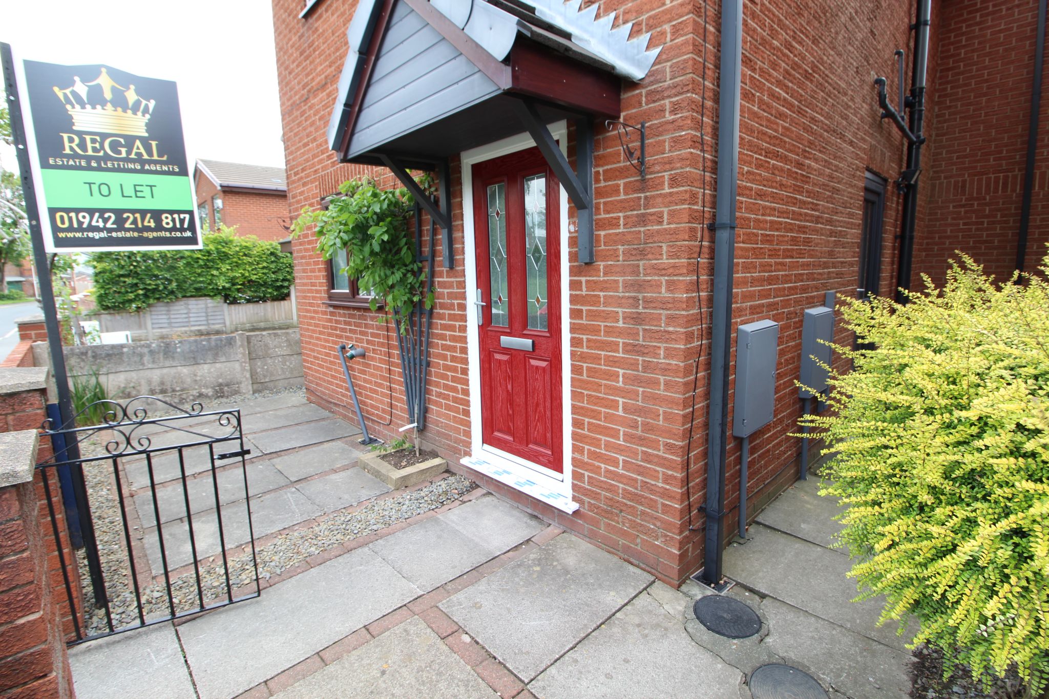 3 bedroom detached house Let in Wigan - Photograph 2.