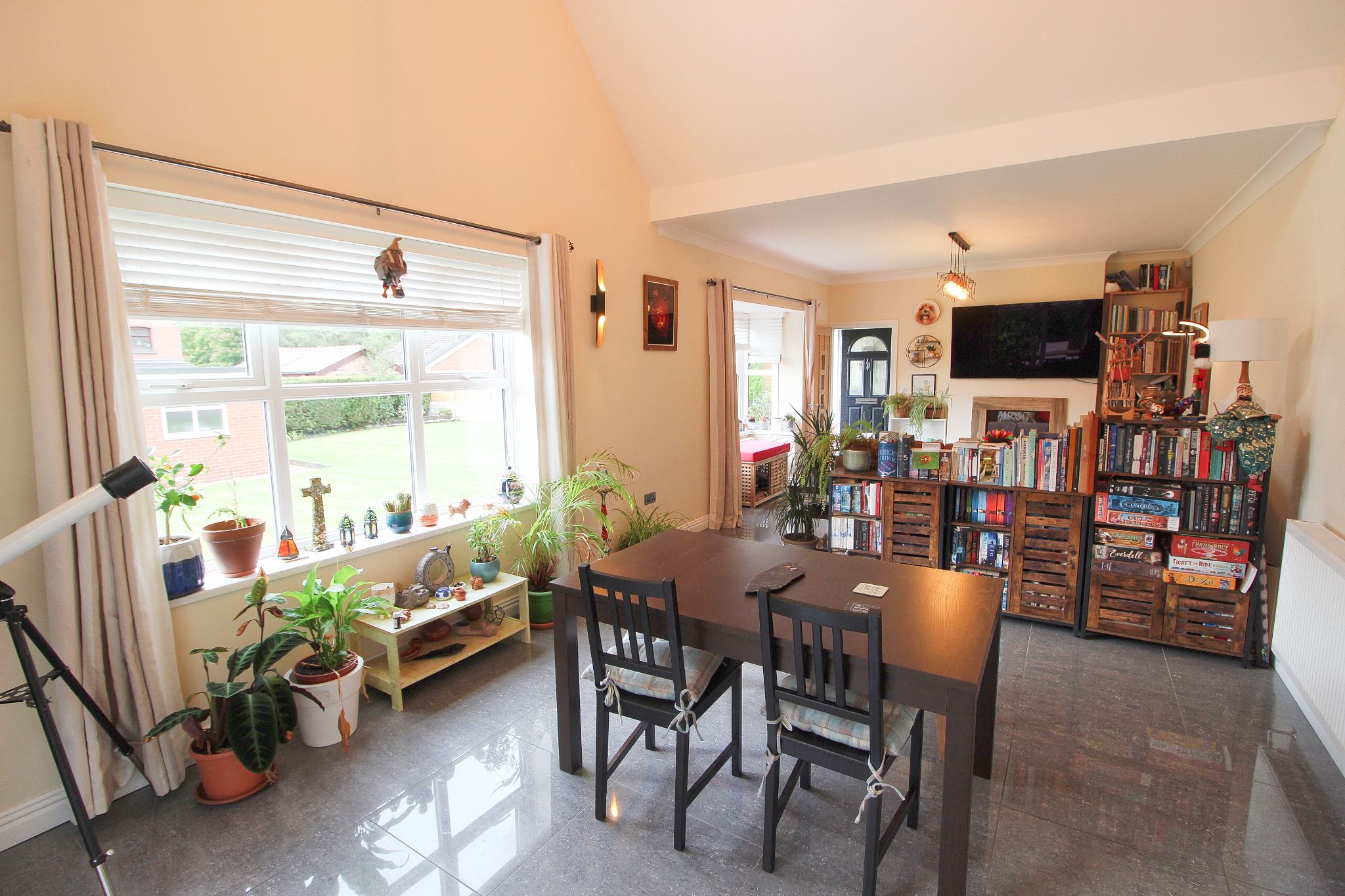 3 bedroom detached bungalow Let in Wigan - Photograph 4.