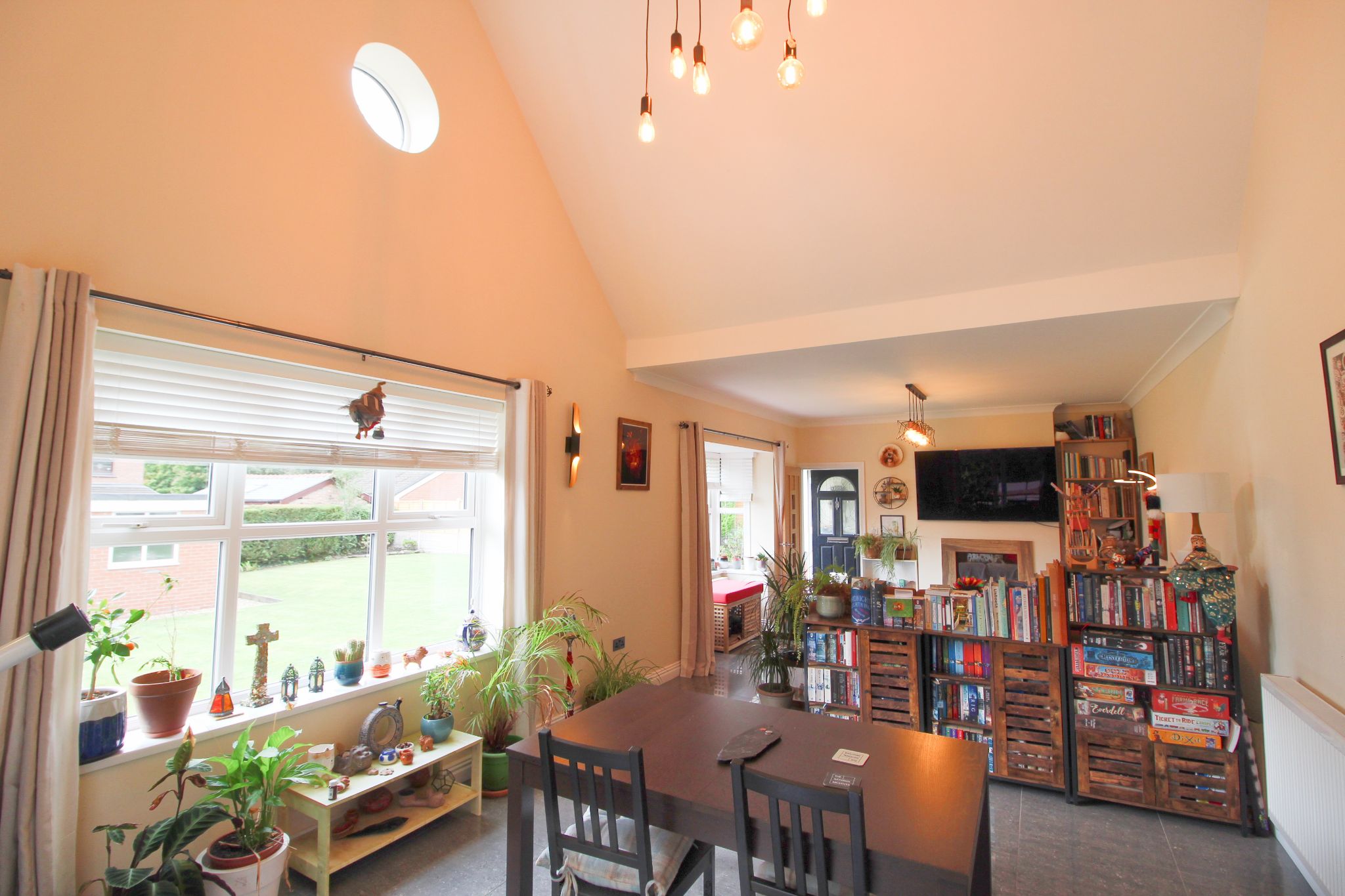 3 bedroom detached bungalow Let in Wigan - Photograph 5.