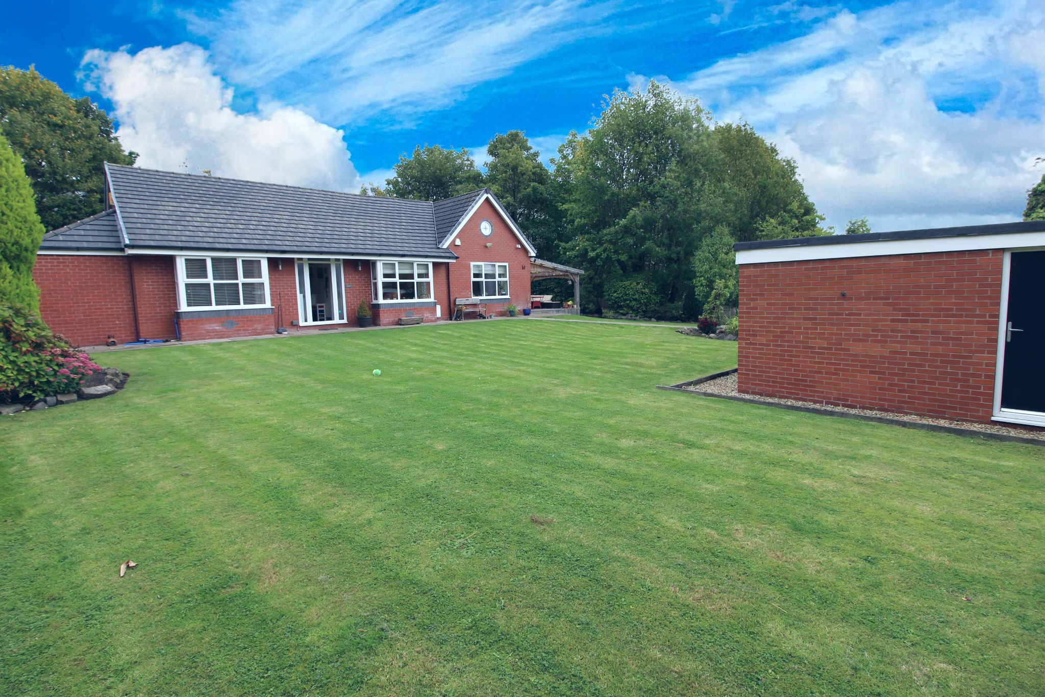 3 bedroom detached bungalow Let in Wigan - Photograph 2.