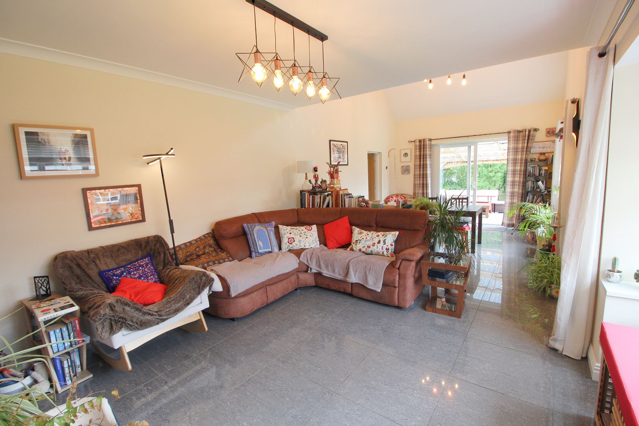 3 bedroom detached bungalow Let in Wigan - Photograph 2.