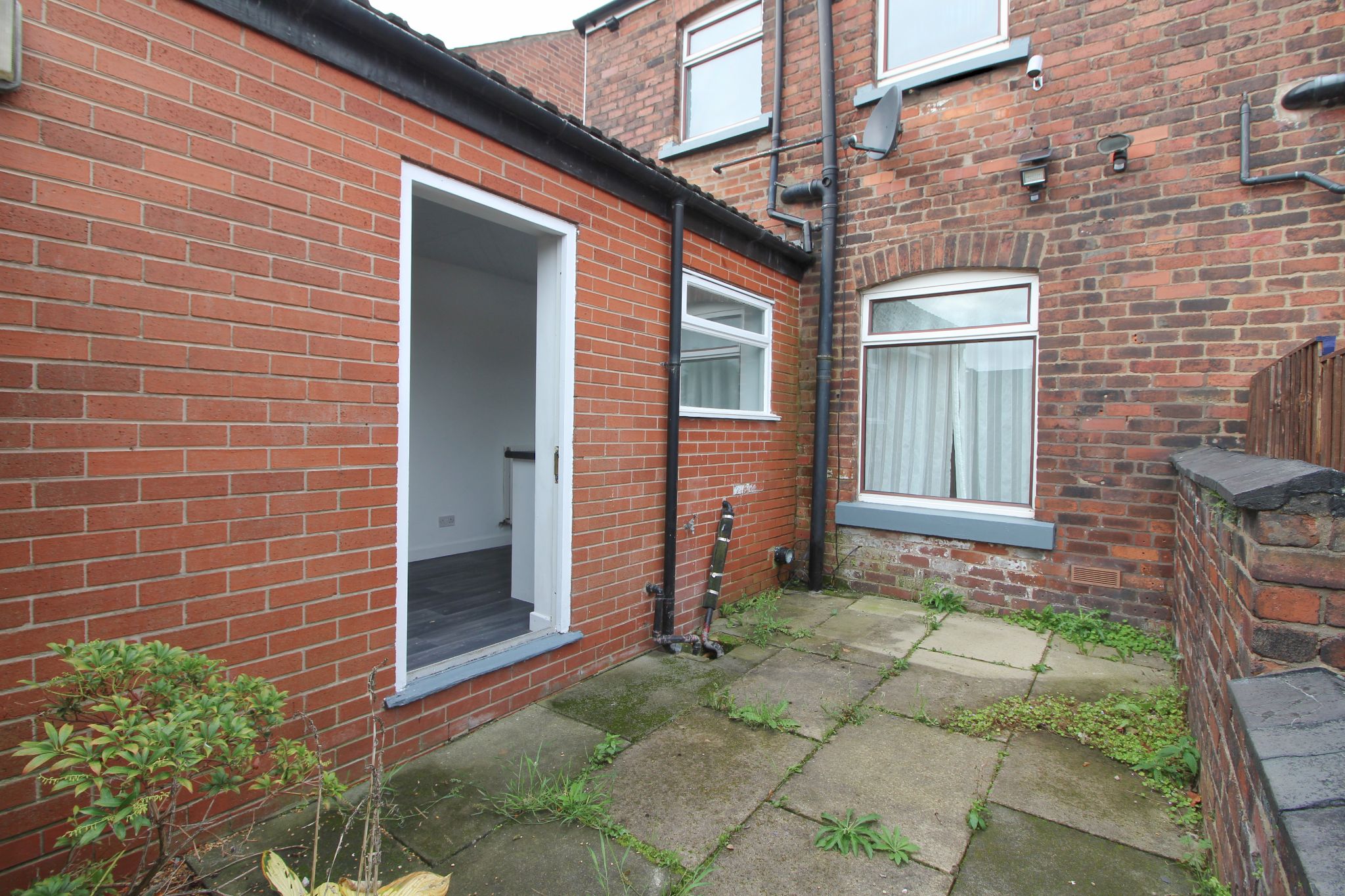 2 bedroom end terraced house Let in Wigan - Photograph 15.