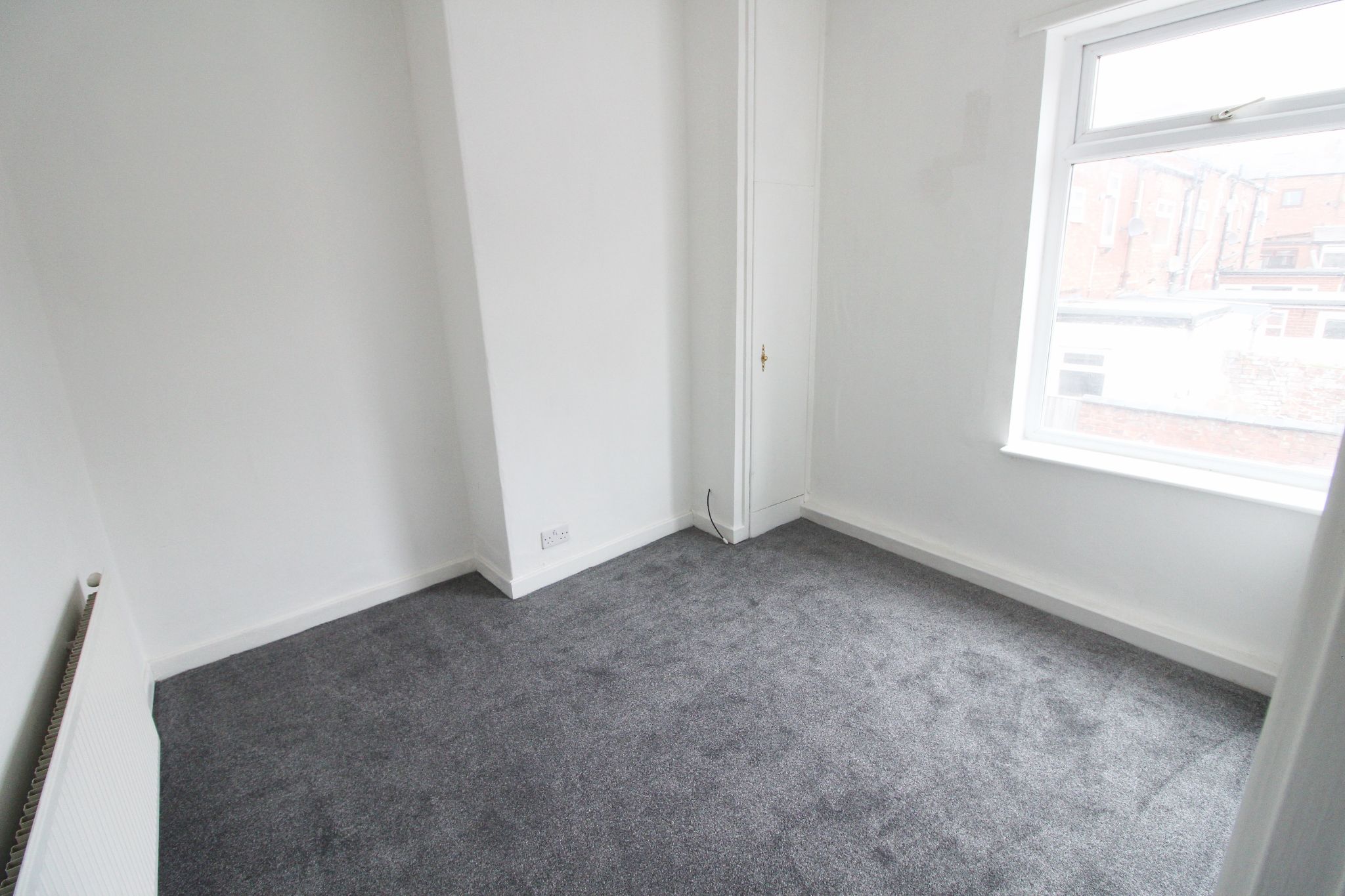 3 bedroom mid terraced house Let in Wigan - Photograph 7.