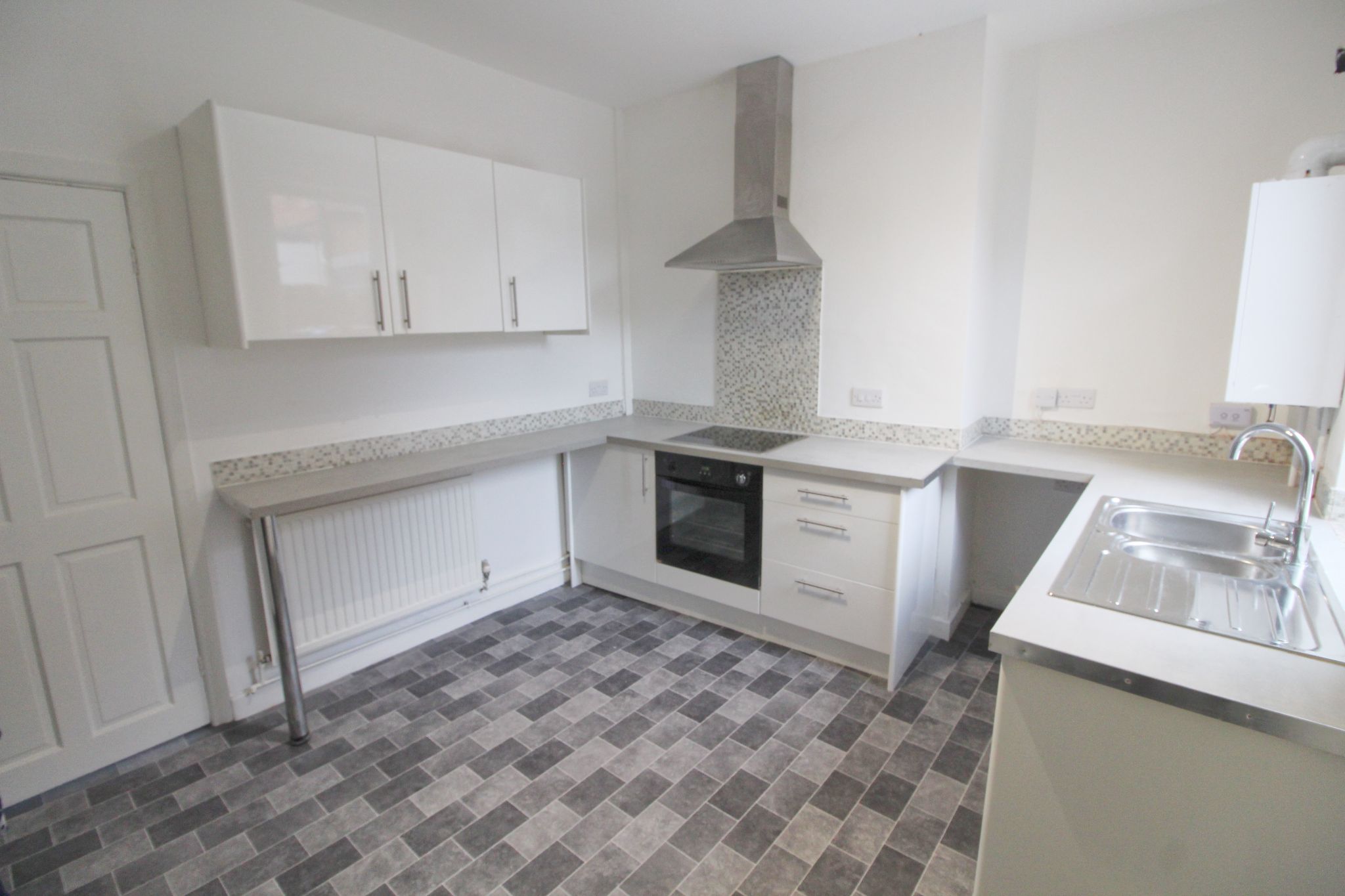 3 bedroom mid terraced house Let in Wigan - Photograph 4.