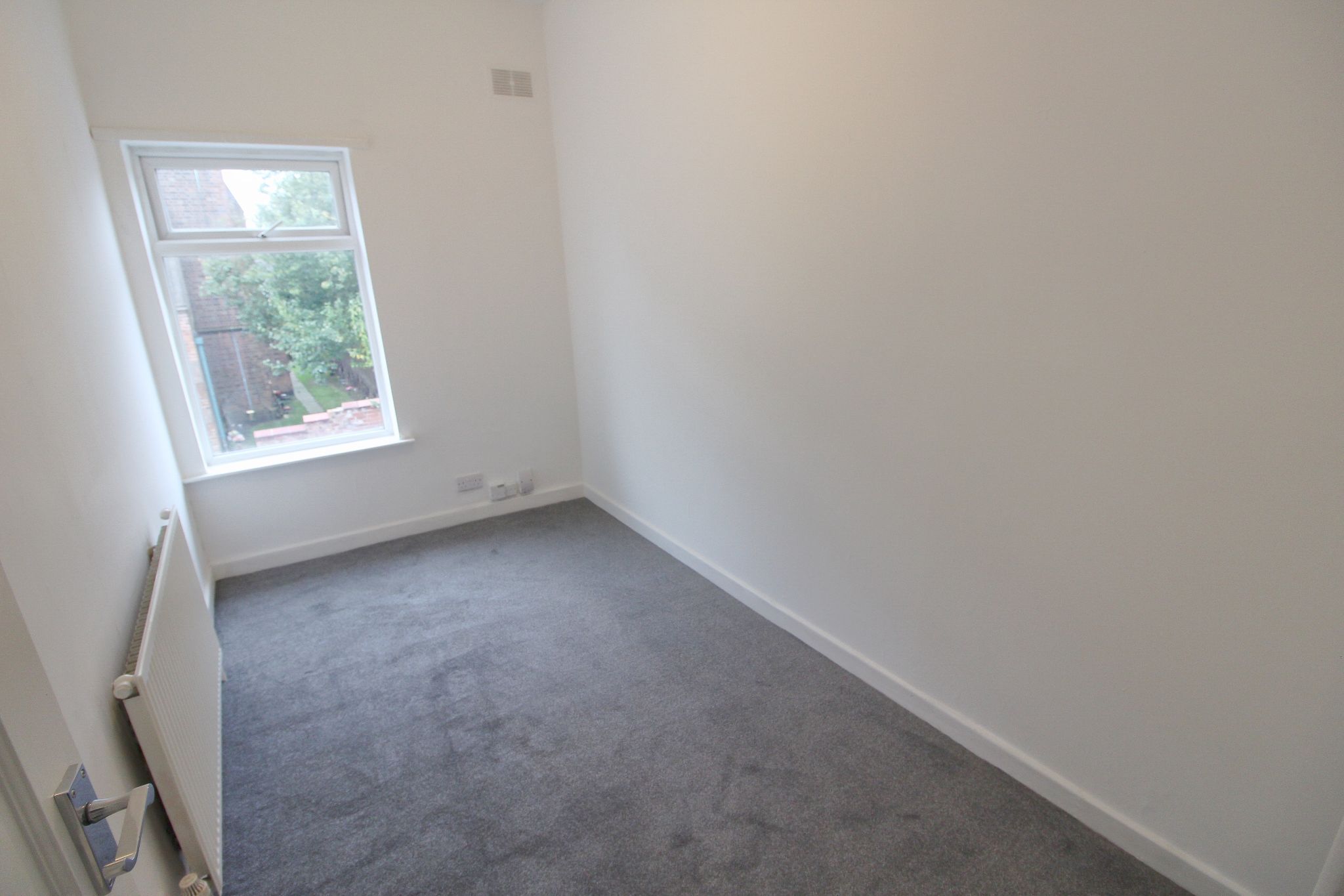 3 bedroom mid terraced house Let in Wigan - Photograph 5.
