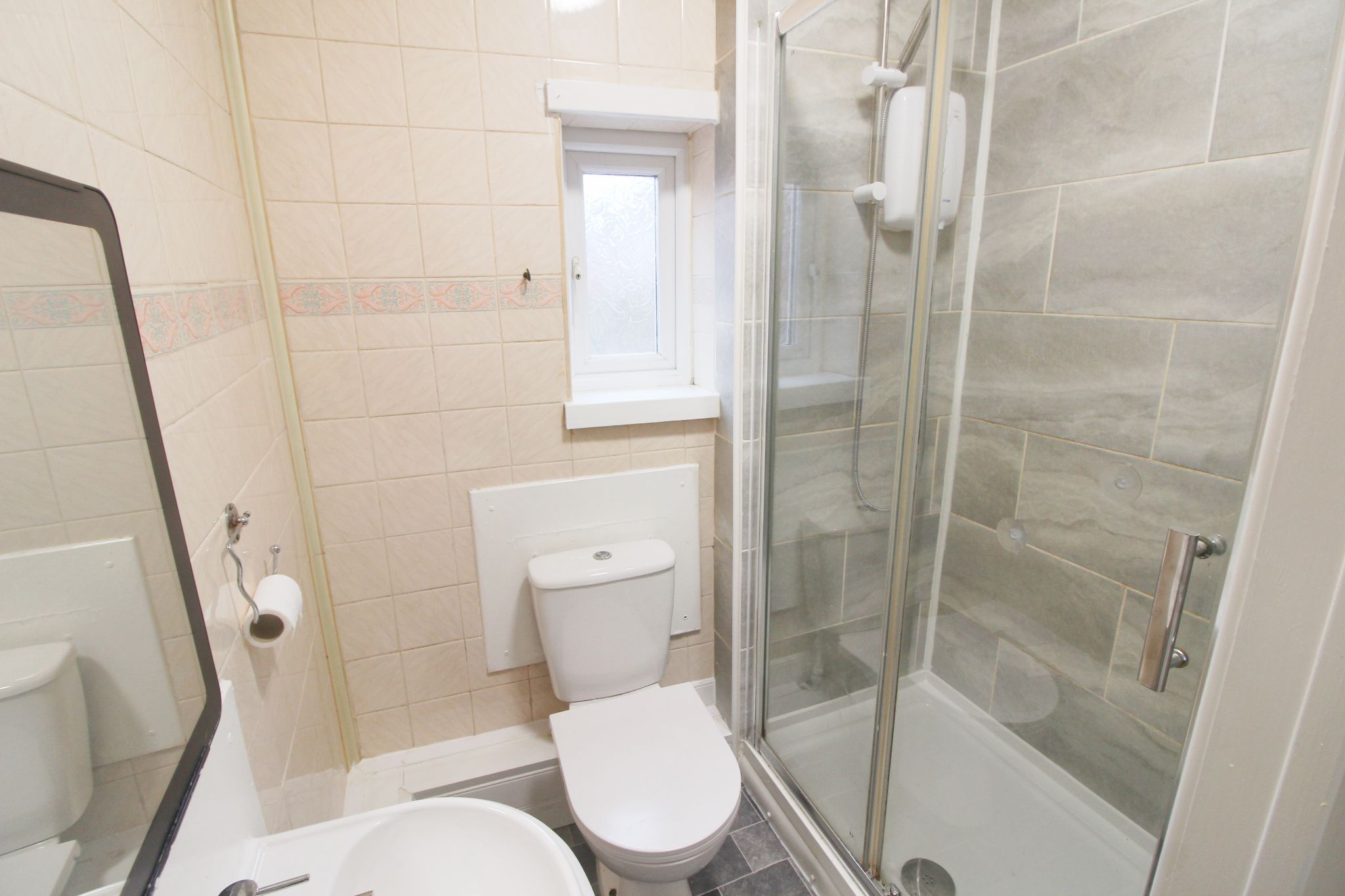 3 bedroom mid terraced house Let in Wigan - Photograph 8.