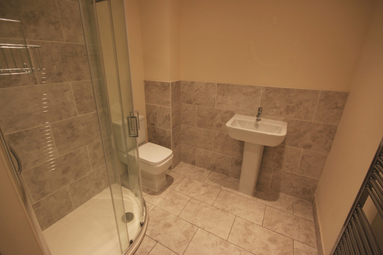 2 bedroom ground floor flat/apartment Let in West Lancashire - Bathroom.