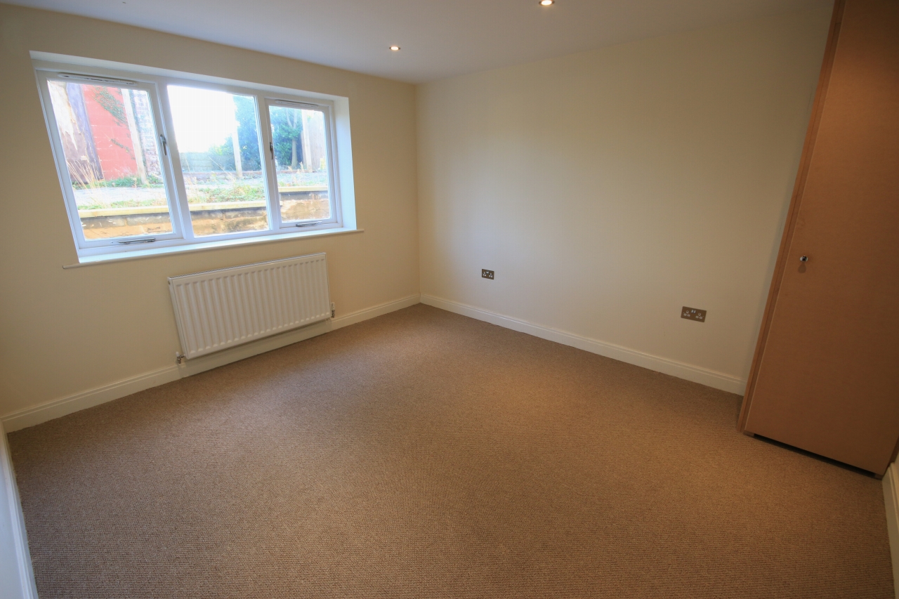 2 bedroom ground floor flat/apartment Let in West Lancashire - Photograph 6.