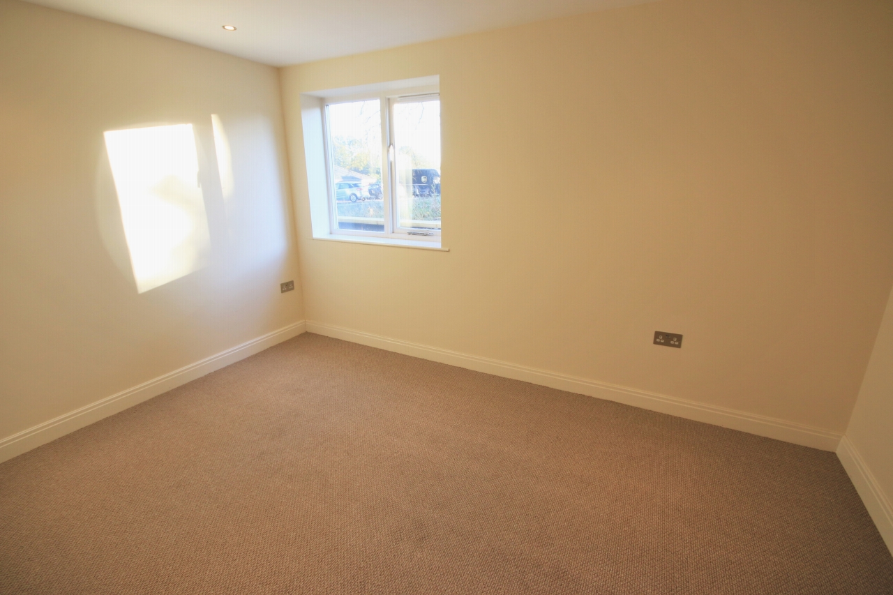 2 bedroom ground floor flat/apartment Let in West Lancashire - Photograph 7.