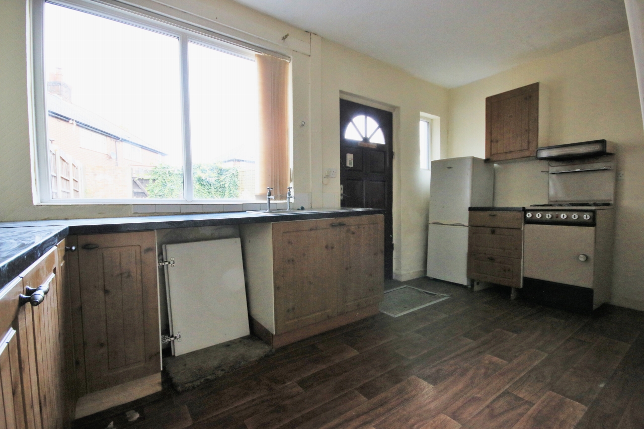 2 bedroom mid terraced house Let in Wigan - Photograph 3.