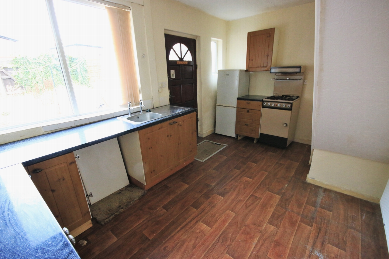2 bedroom mid terraced house Let in Wigan - Photograph 4.