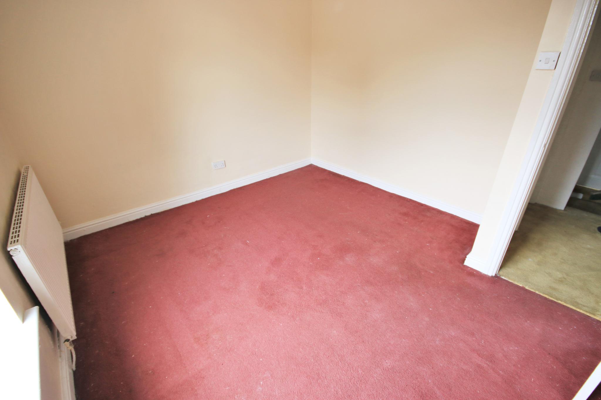 2 bedroom mid terraced house Let in Wigan - Photograph 5.