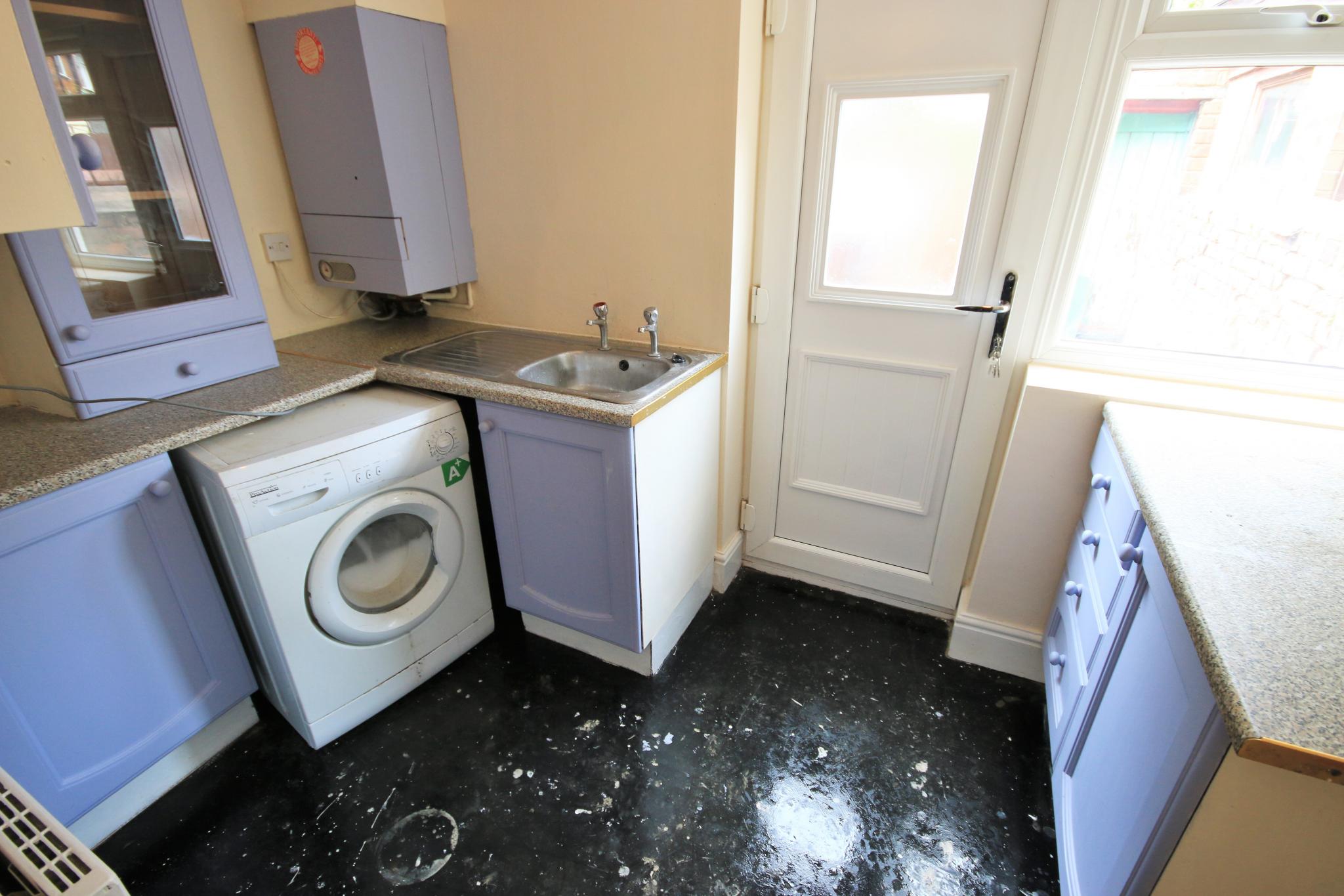 2 bedroom mid terraced house Let in Wigan - Photograph 4.