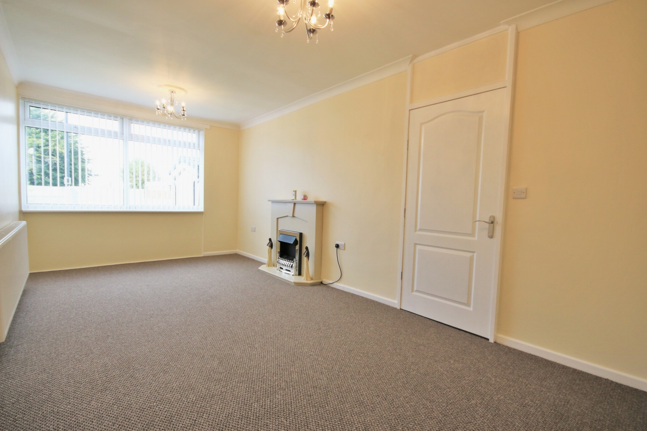 3 bedroom detached bungalow Let in Skelmersdale - Photograph 2.