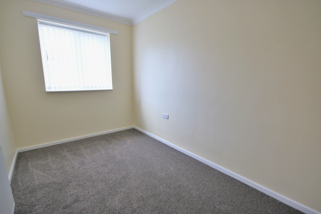 3 bedroom detached bungalow Let in Skelmersdale - Photograph 9.