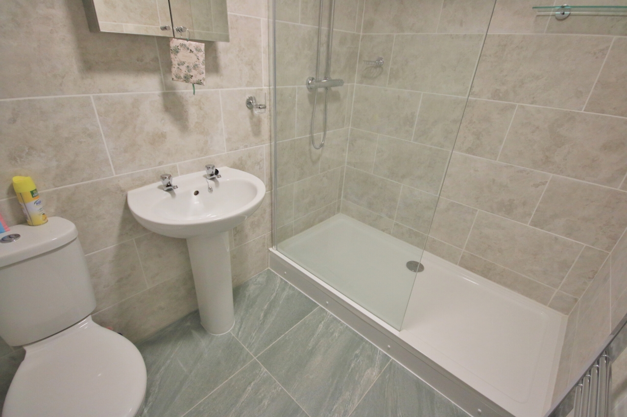 3 bedroom detached bungalow Let in Skelmersdale - Photograph 10.