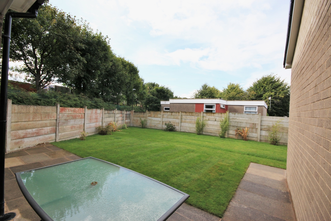 3 bedroom detached bungalow Let in Skelmersdale - Photograph 11.