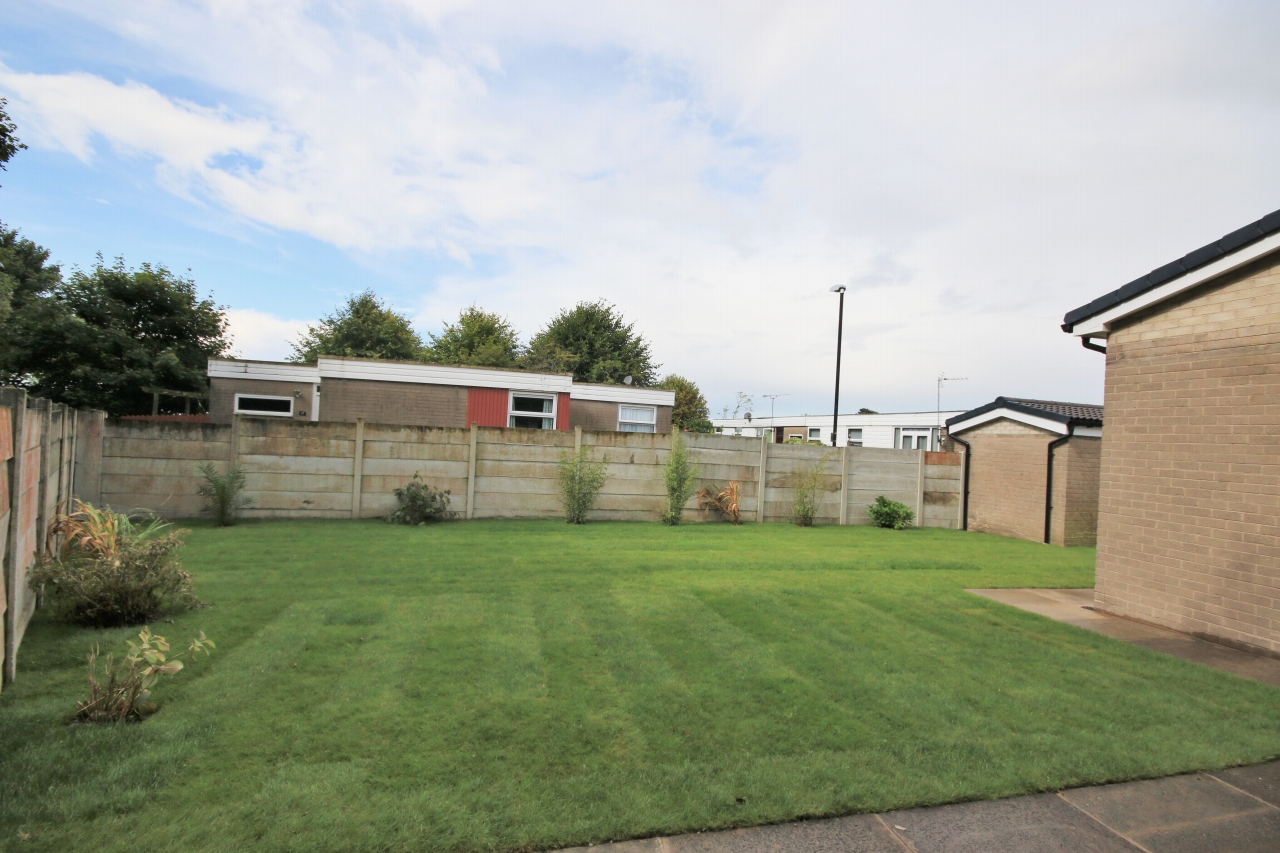 3 bedroom detached bungalow Let in Skelmersdale - Photograph 12.