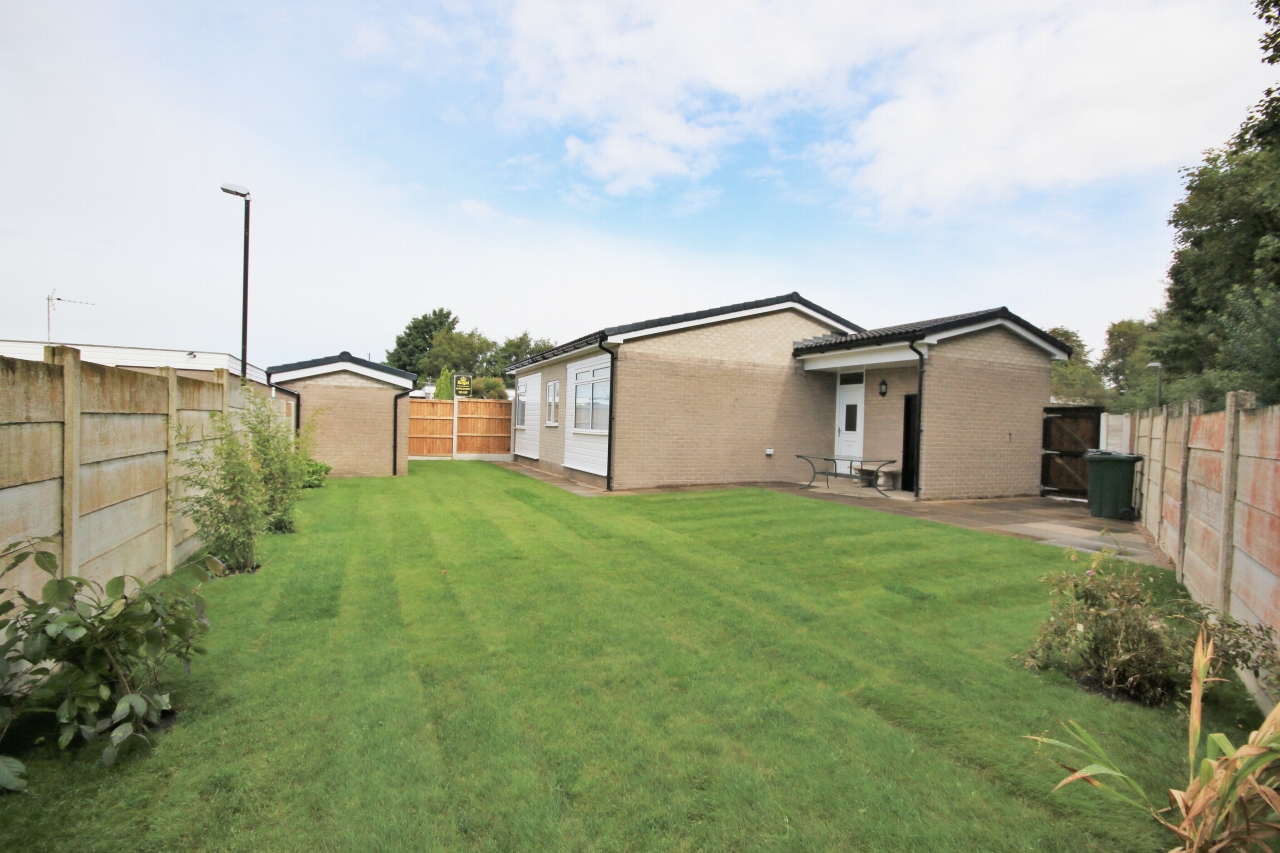 3 bedroom detached bungalow Let in Skelmersdale - Photograph 13.
