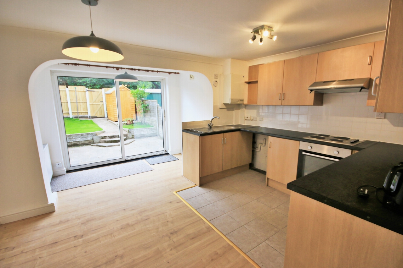 3 bedroom mid terraced house Let in Wigan - Photograph 4.