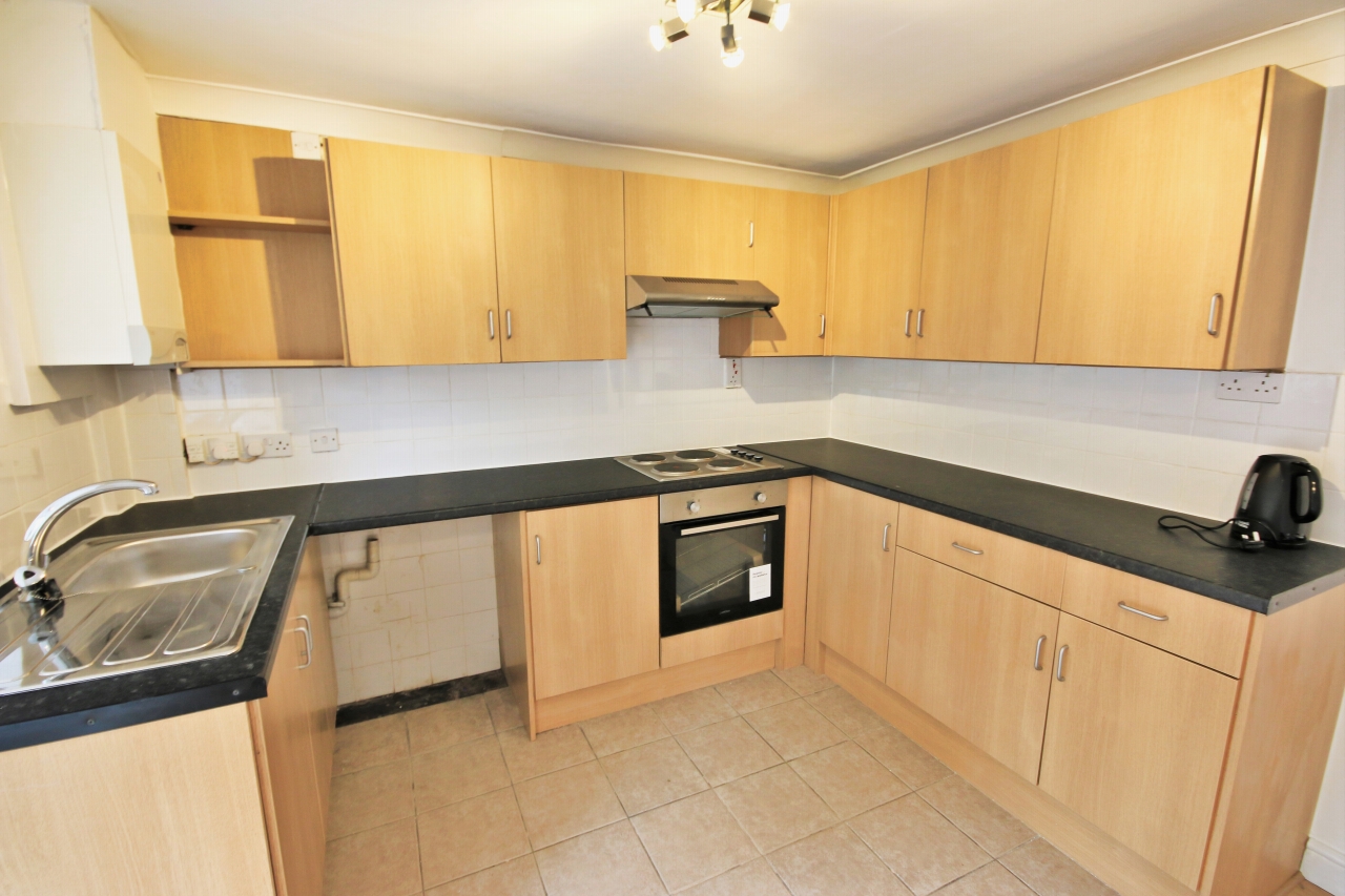 3 bedroom mid terraced house Let in Wigan - Photograph 5.